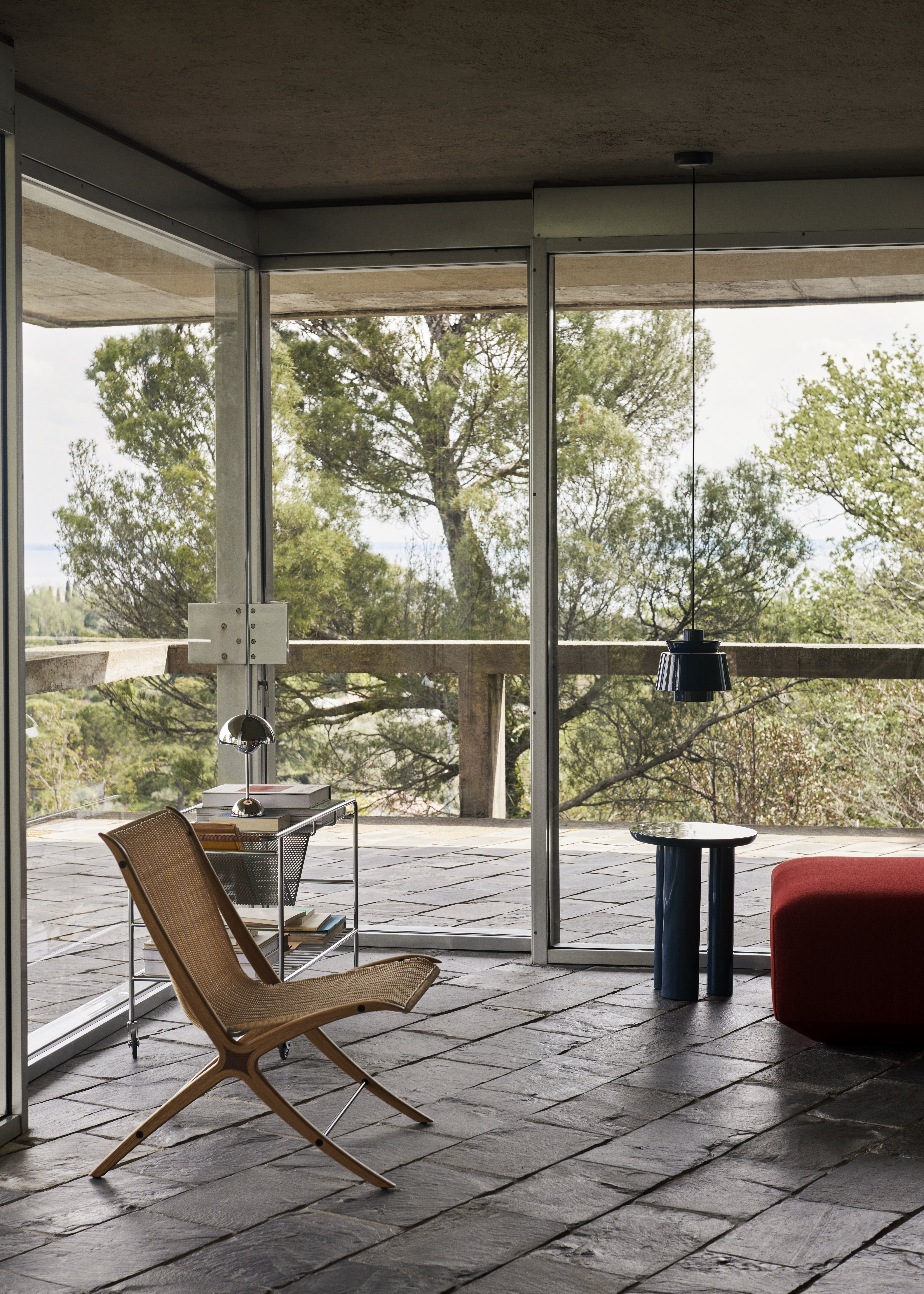 Beistelltisch TUNG JA3 aus blauem Stahl