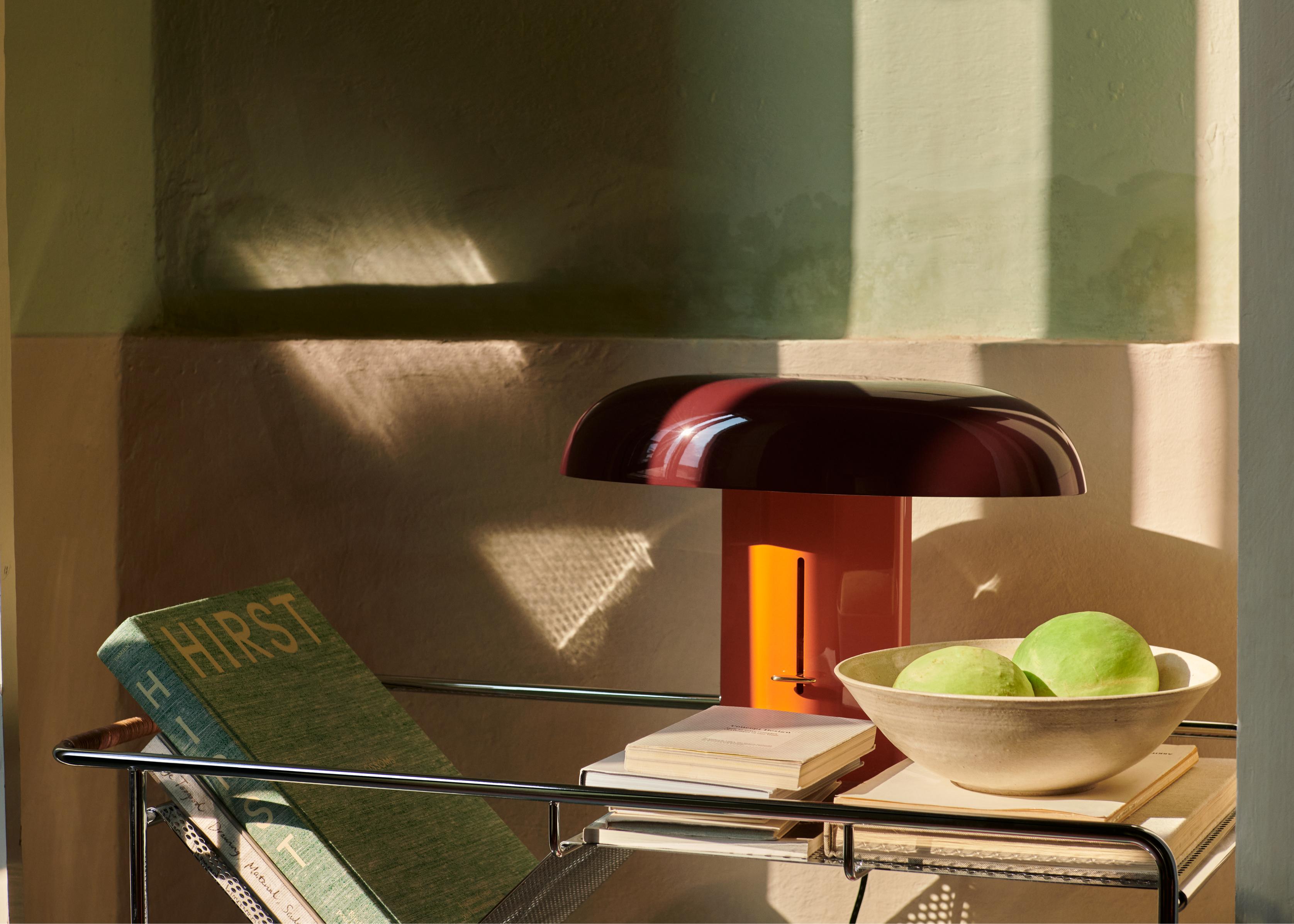 Tischlampe MONTERA JH42 mit rubinrotem Schirm und bernsteinfarbenem Fuß.