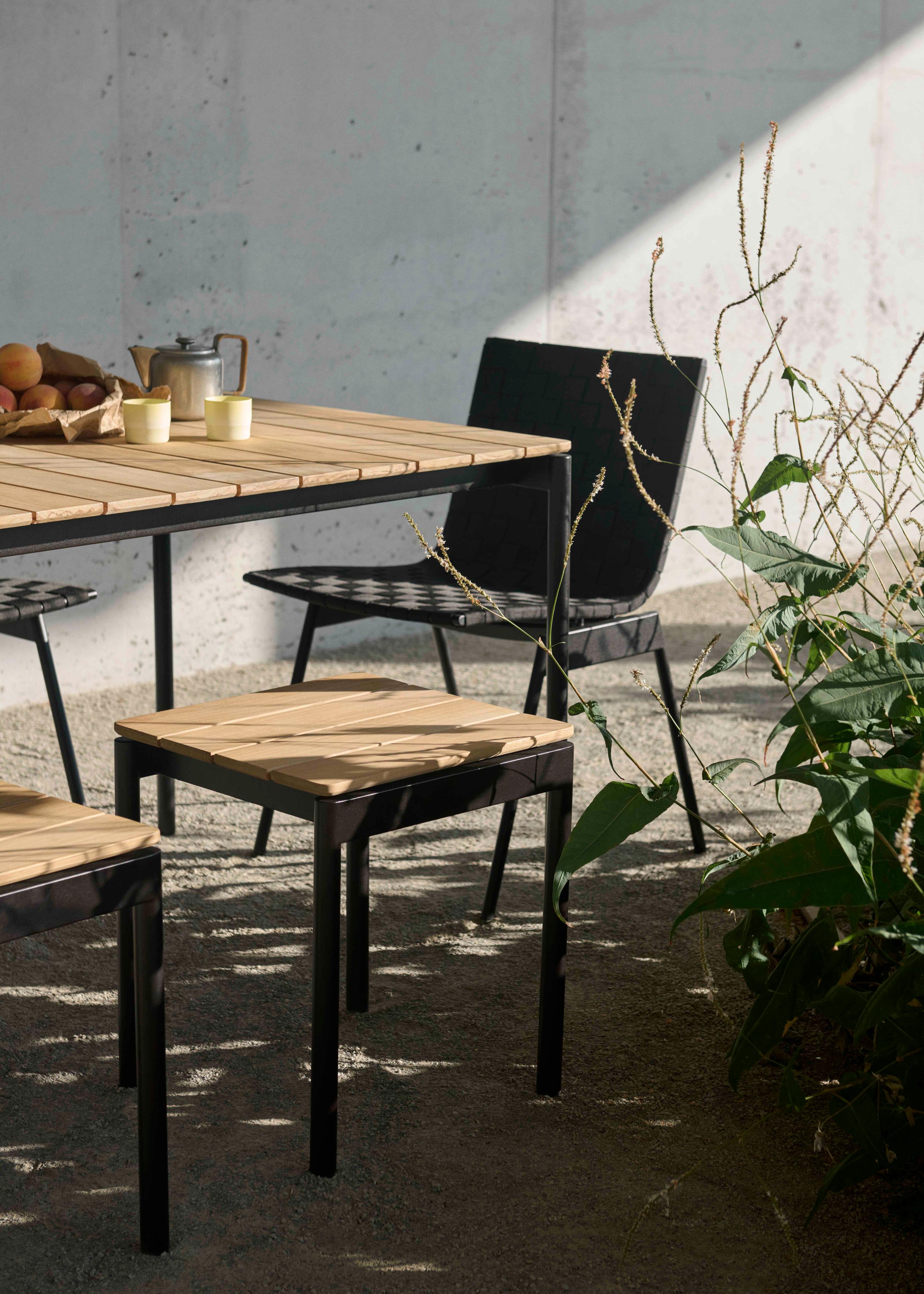 Hocker VILLE AV47 Teakholz mit schwarzem Gestell