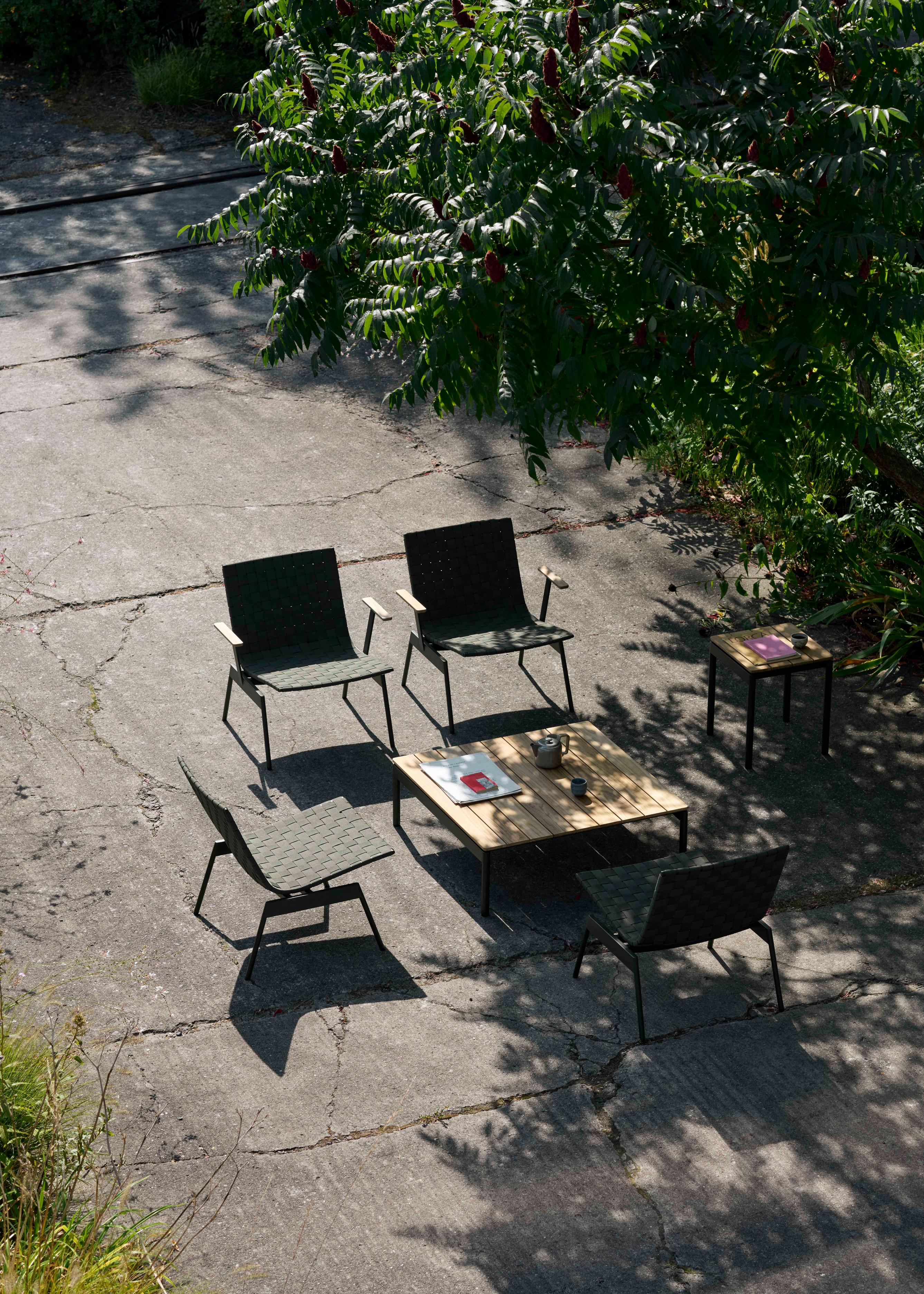 Hocker VILLE AV47 Teakholz mit schwarzem Gestell