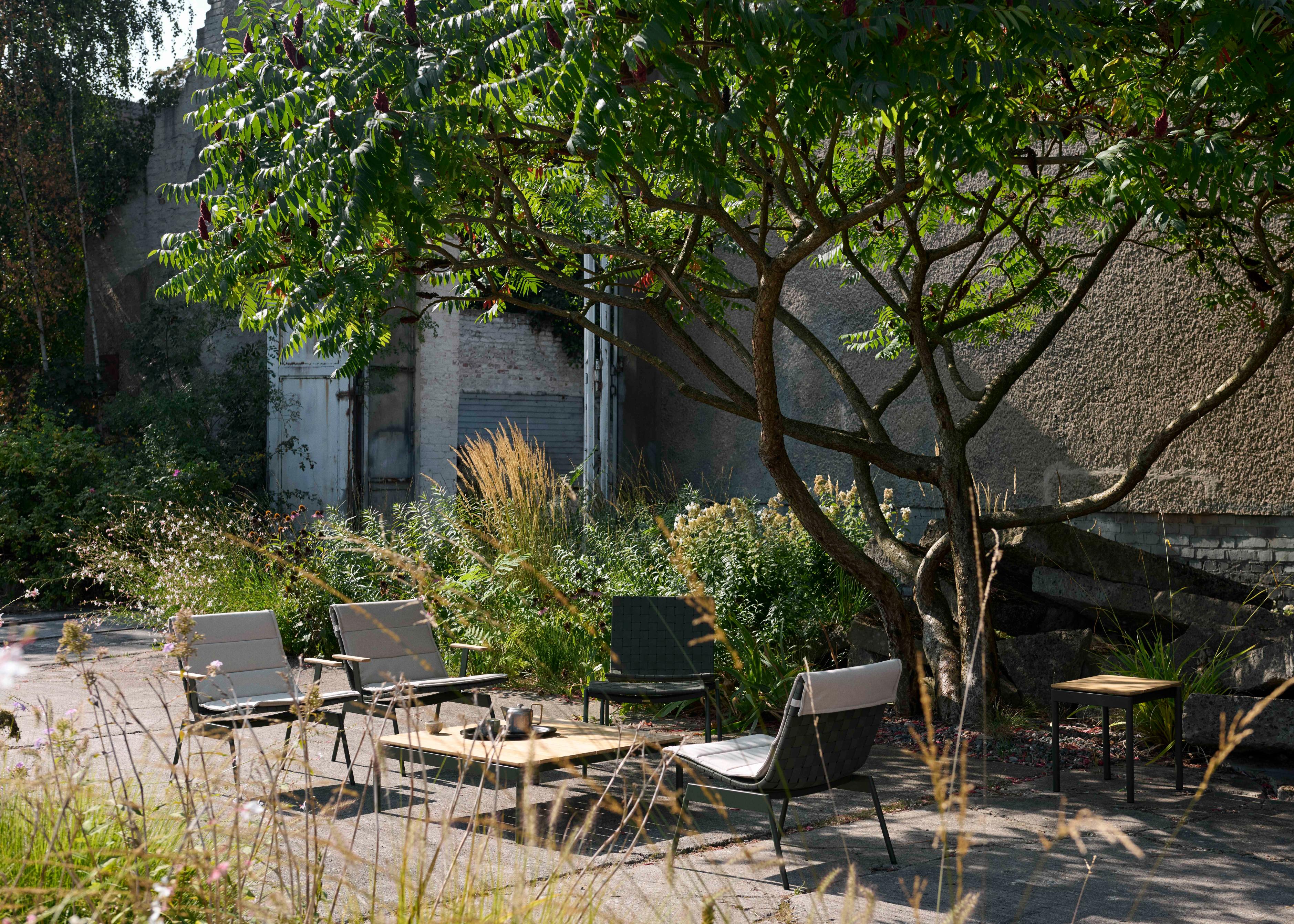 Couchtisch für den Außenbereich VILLE AV50 aus Teakholz mit schwarzem Gestell