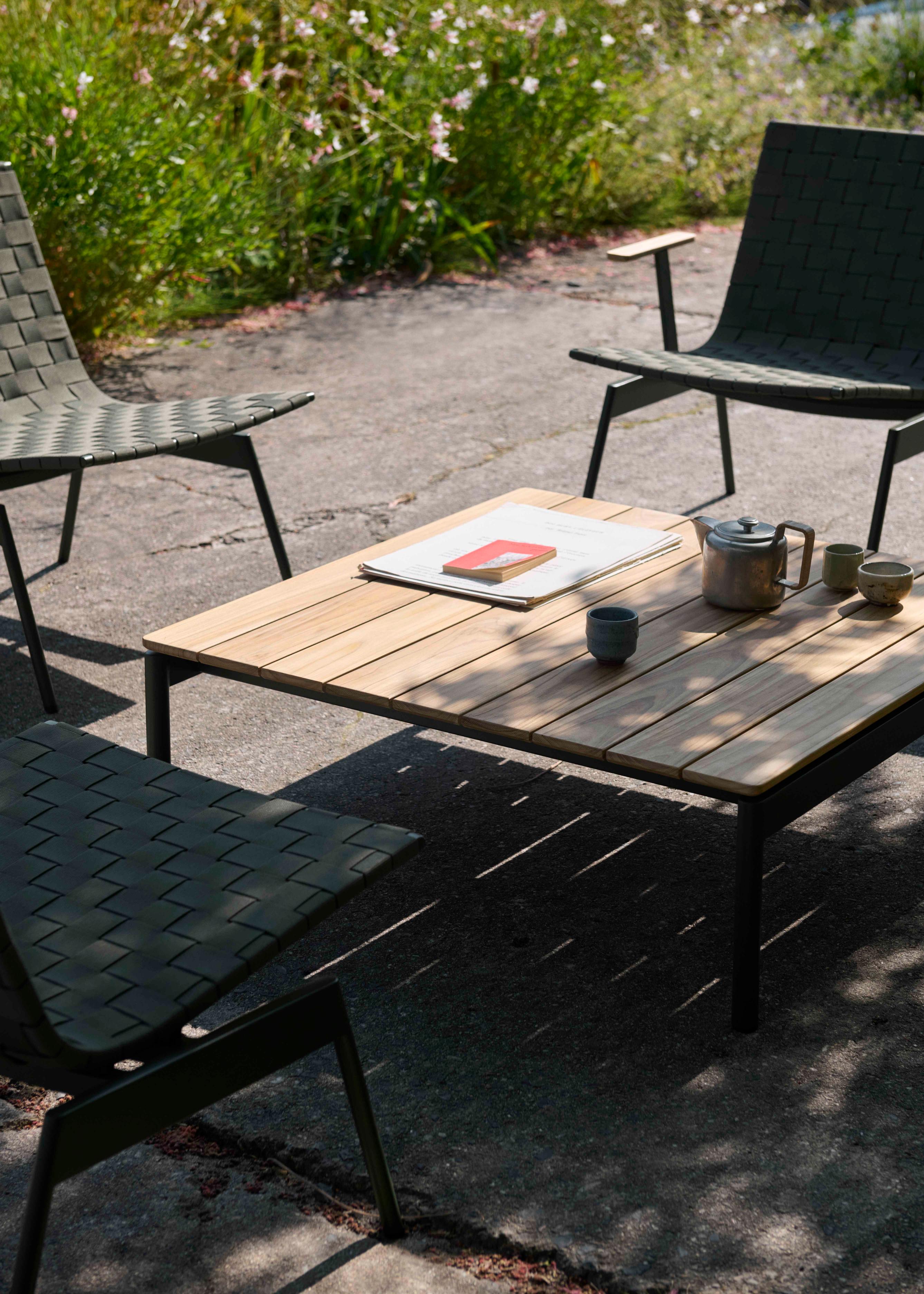 Couchtisch für den Außenbereich VILLE AV50 aus Teakholz mit schwarzem Gestell