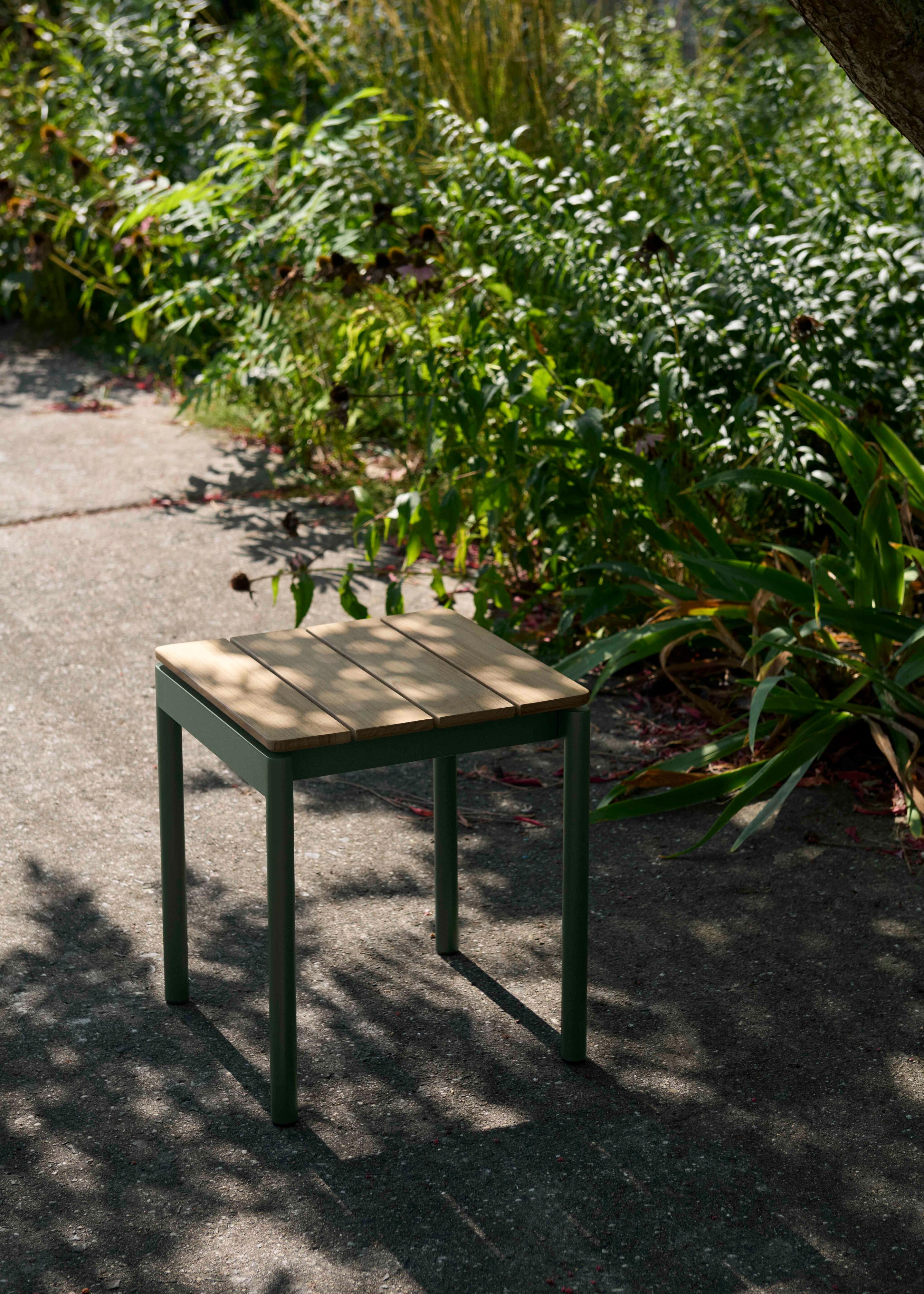 Hocker VILLE AV47 Teakholz mit schwarzem Gestell