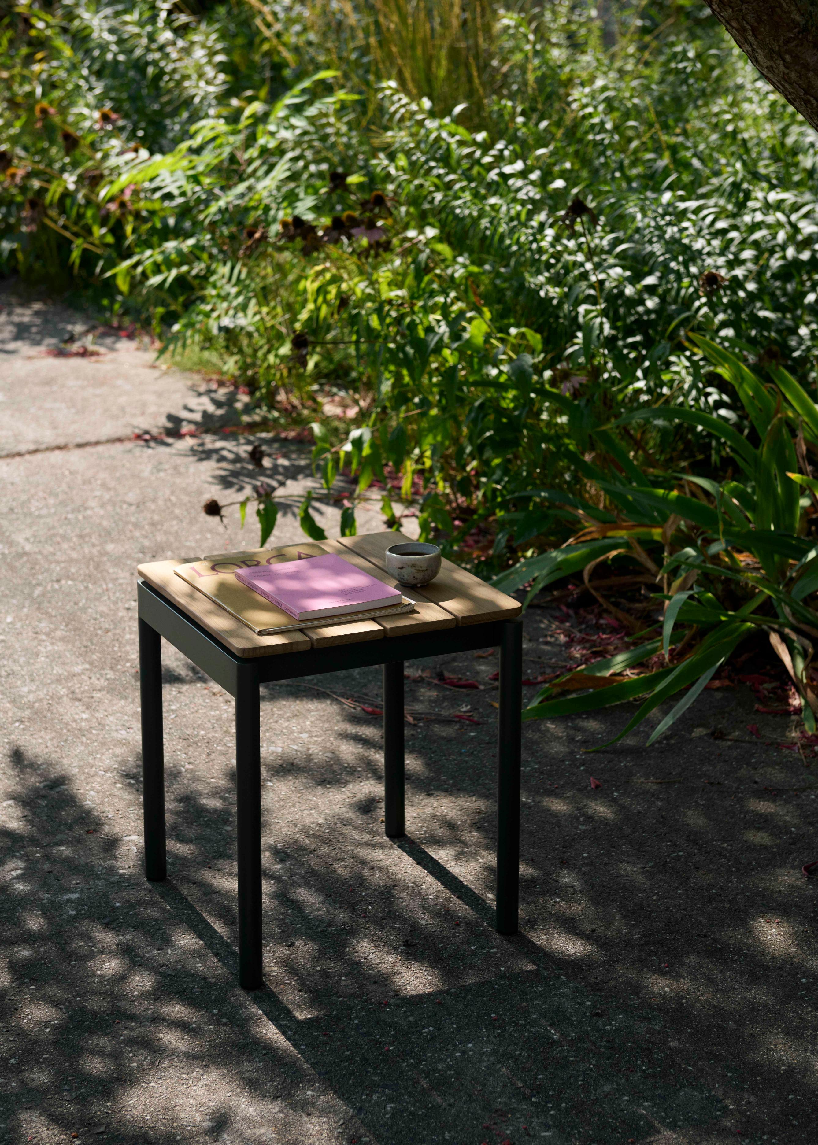 Hocker VILLE AV47 Teakholz mit schwarzem Gestell