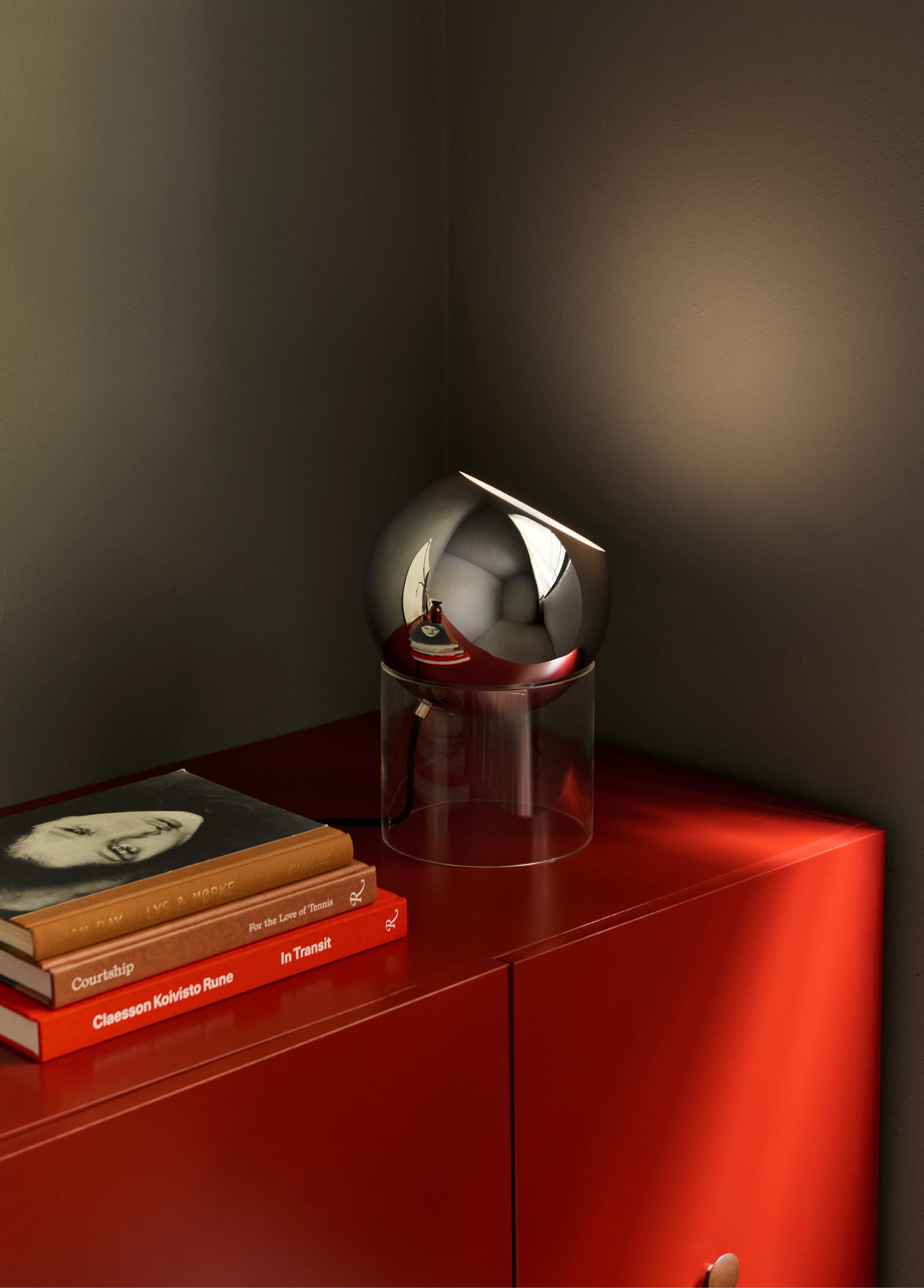 Tischlampe TOPAN VP13 mit verchromtem Schirm und transparenter Basis