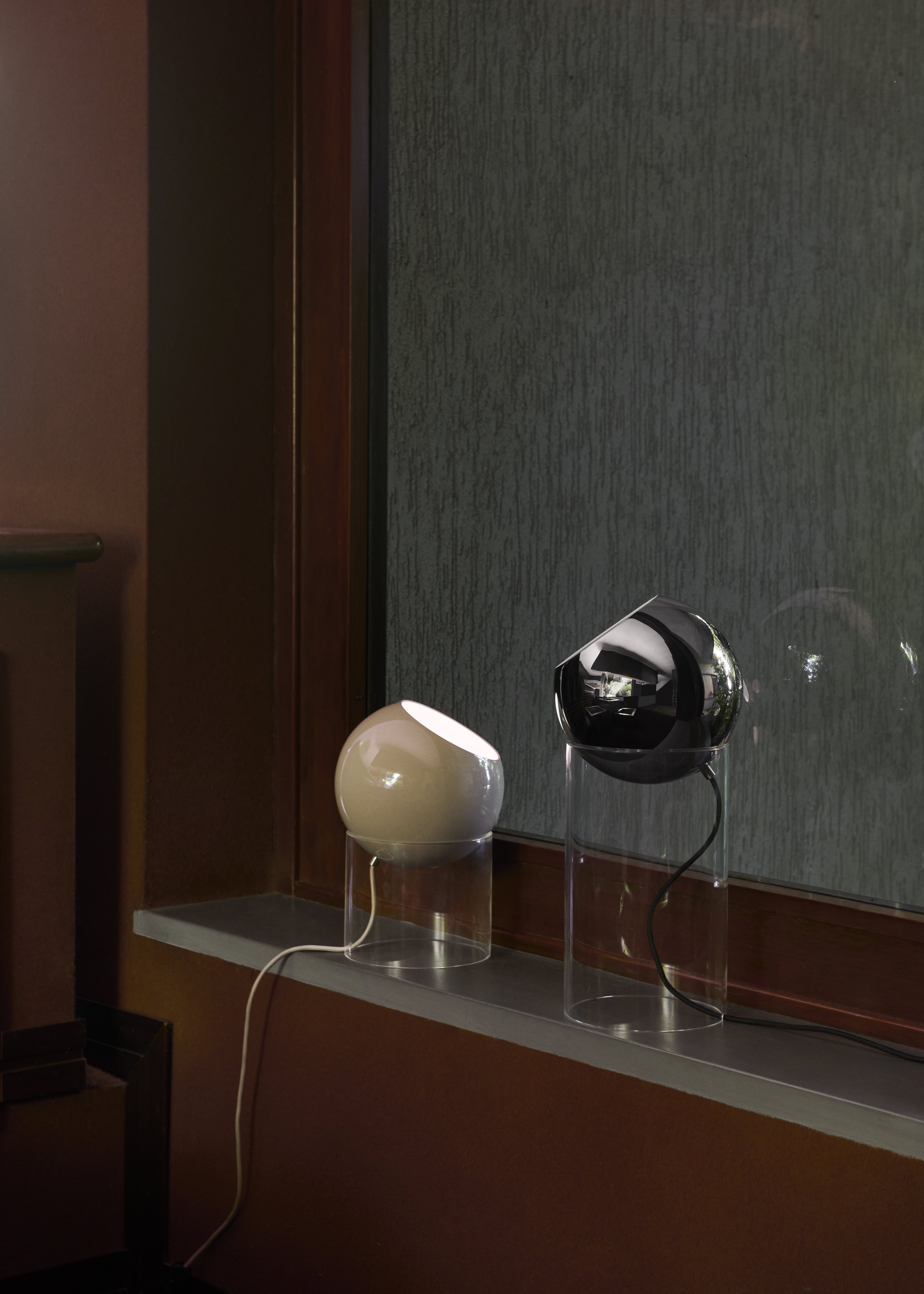 Tischlampe TOPAN mit graubeigem Schirm und transparenter Basis