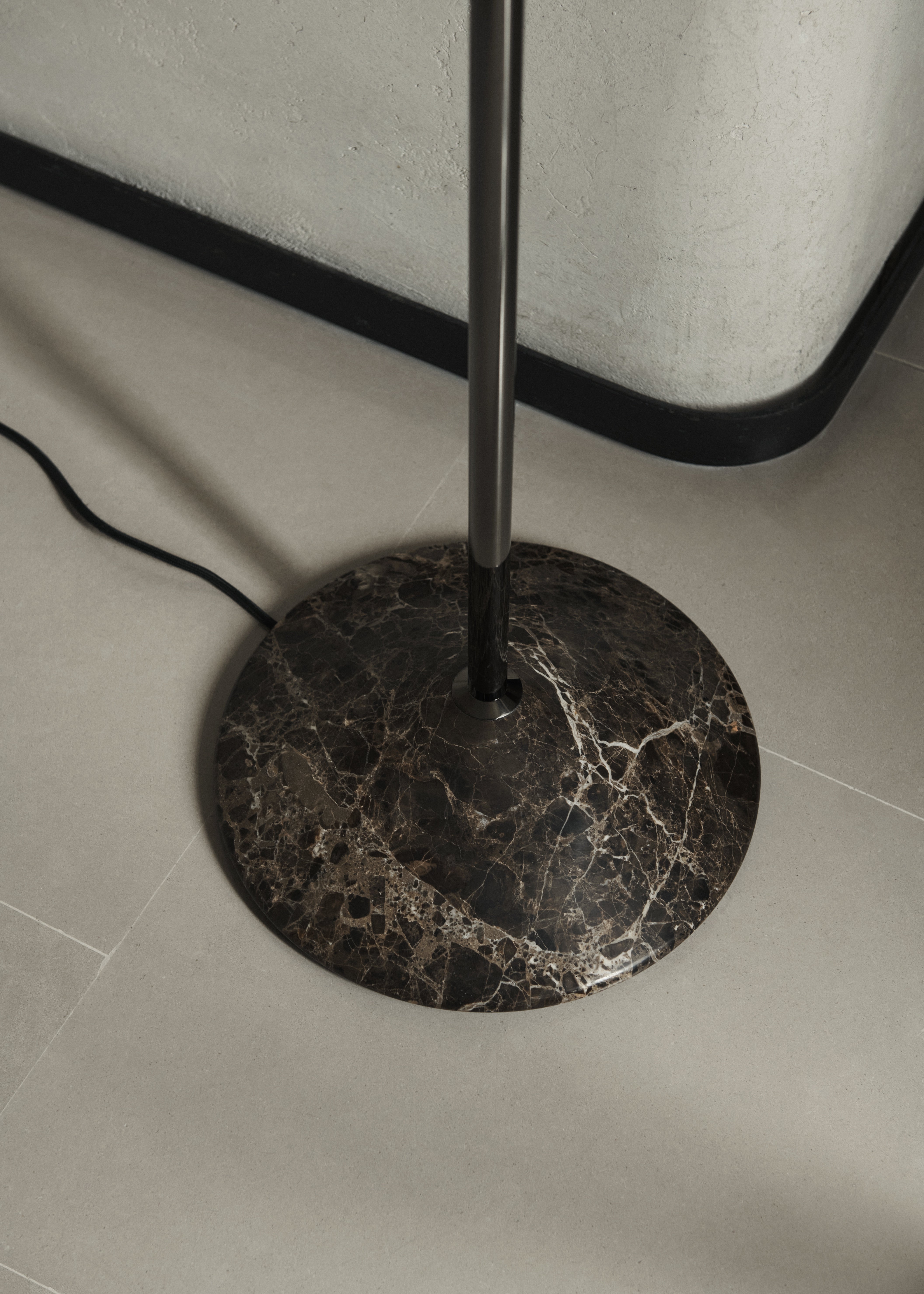 Stehlampe GIO LN28 verchromt mit braunem Marmorsockel