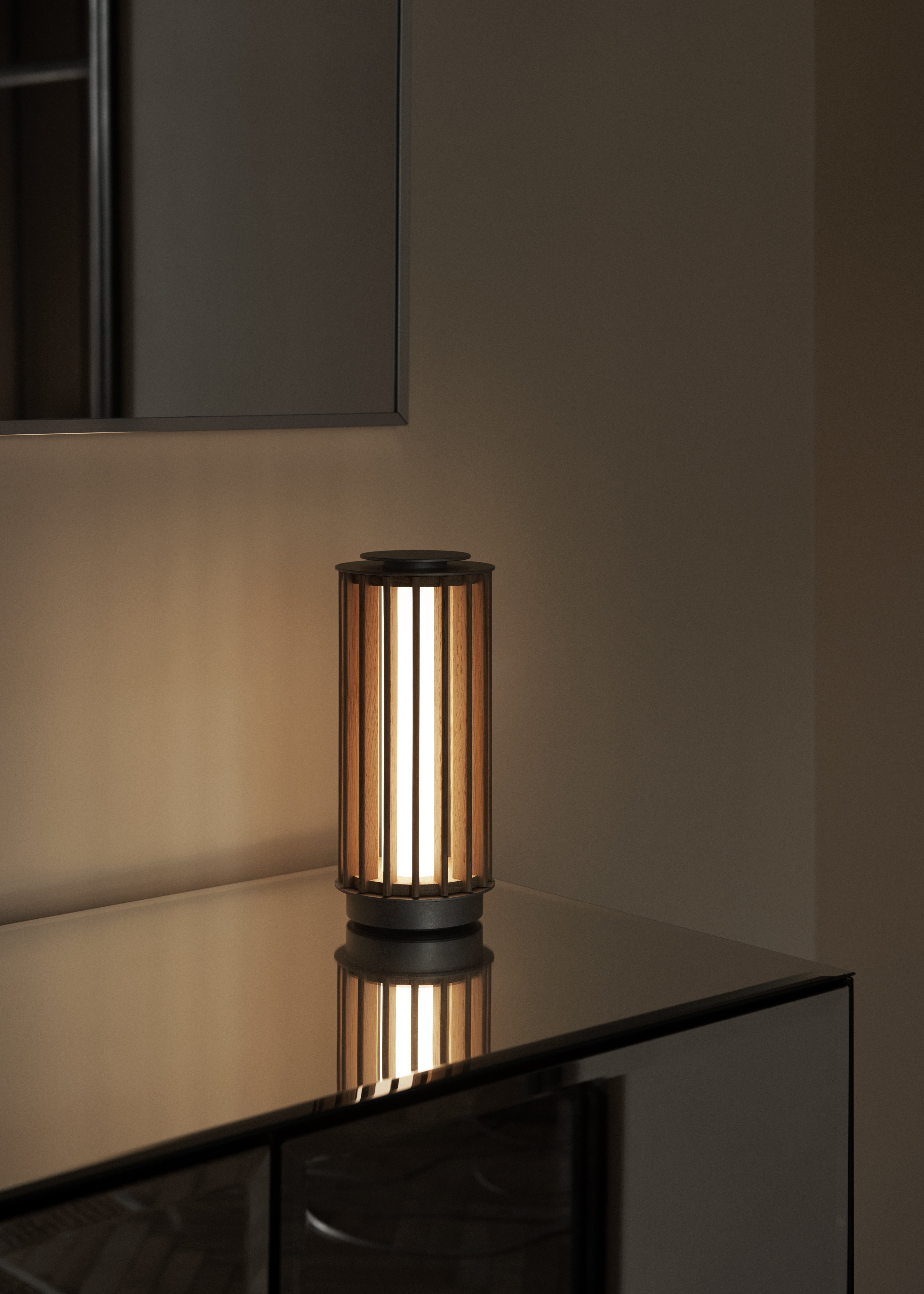 Tragbare Lampe NUMBRA TY3 aus Aluminium mit Eichenholz.