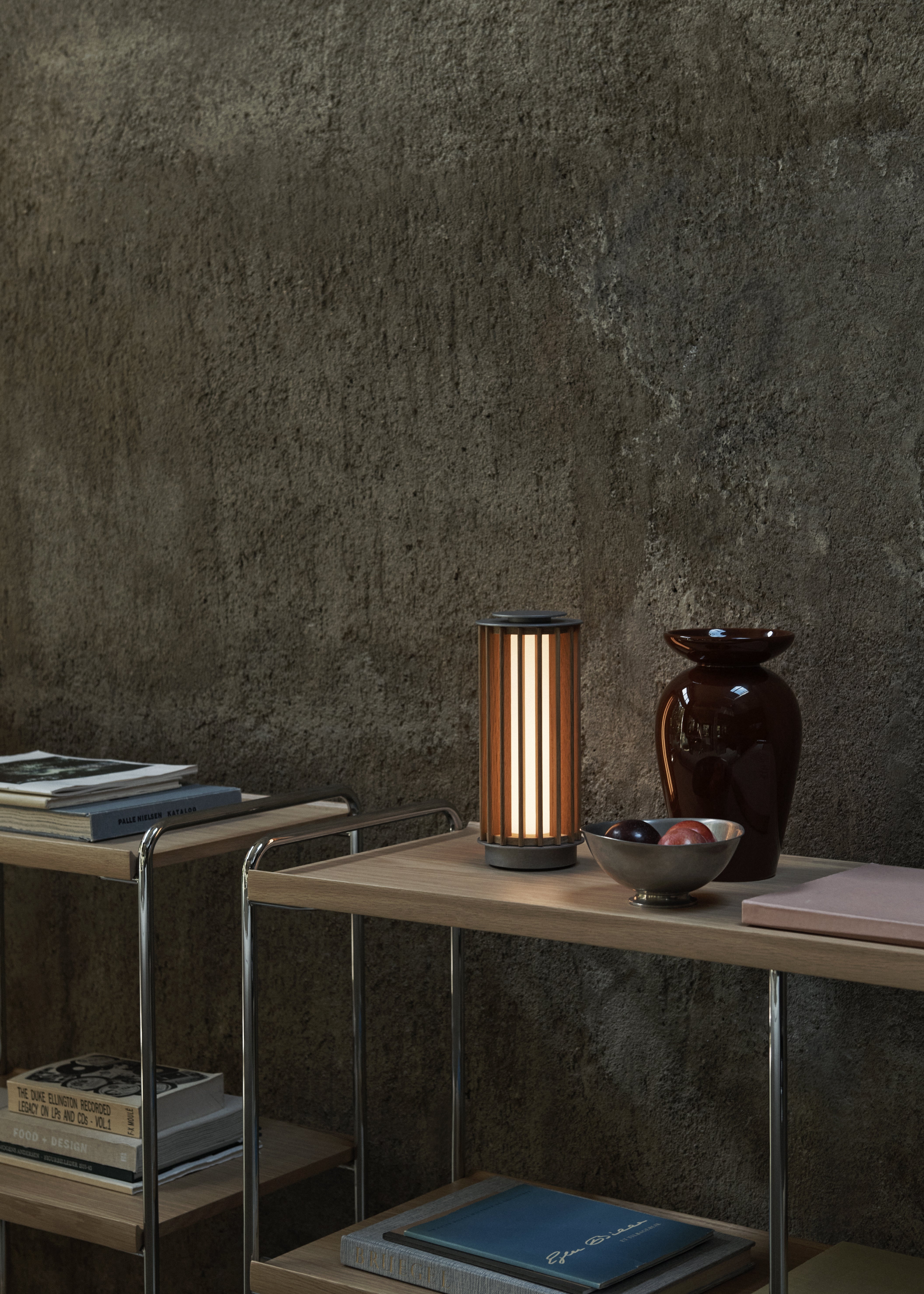 Tragbare Lampe NUMBRA TY3 aus Aluminium mit Eichenholz.
