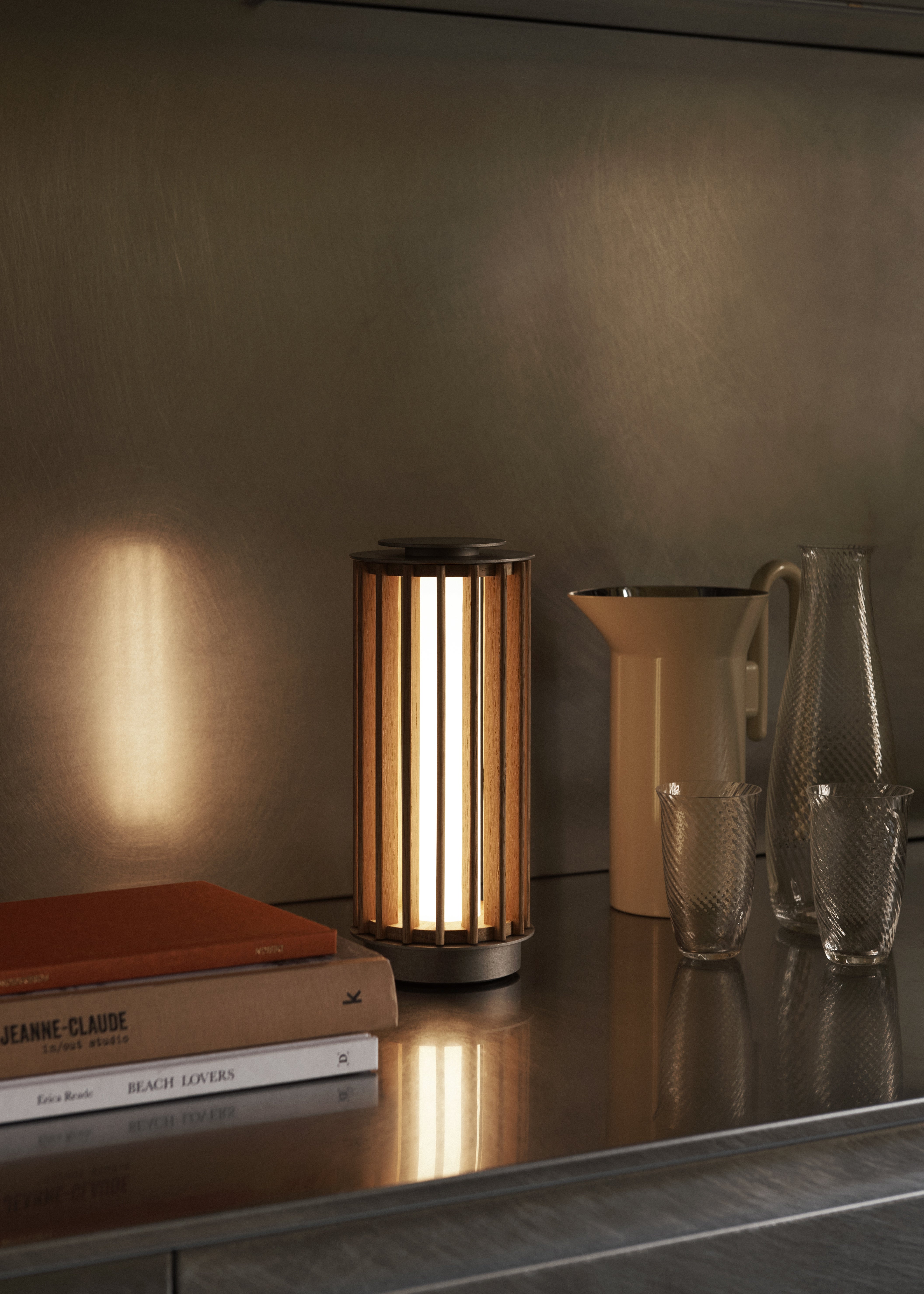 Tragbare Lampe NUMBRA TY3 aus Aluminium mit Eichenholz.