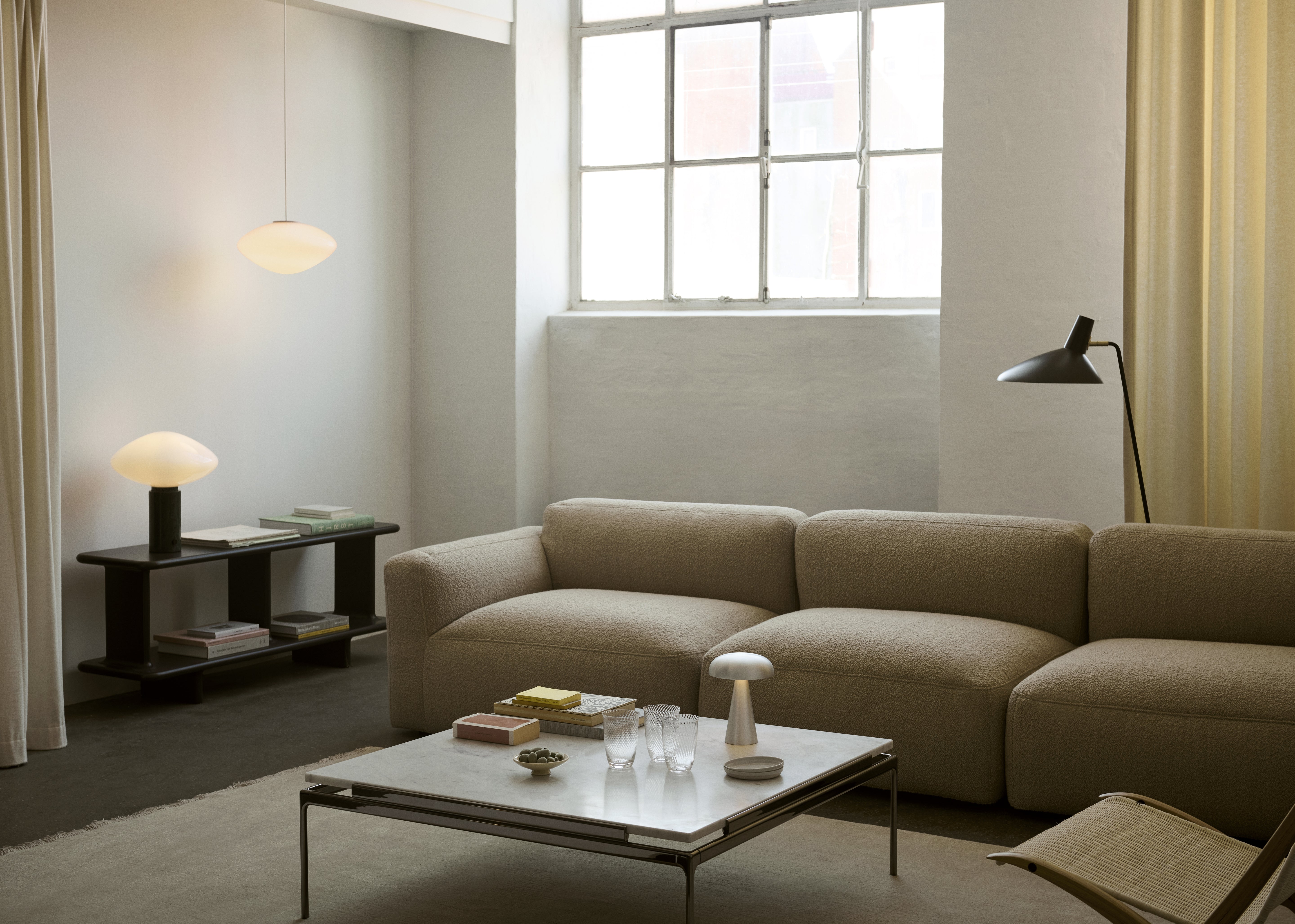 Tischlampe MIST AP17 mit gläsernem Schirm und grauer Marmorbasis