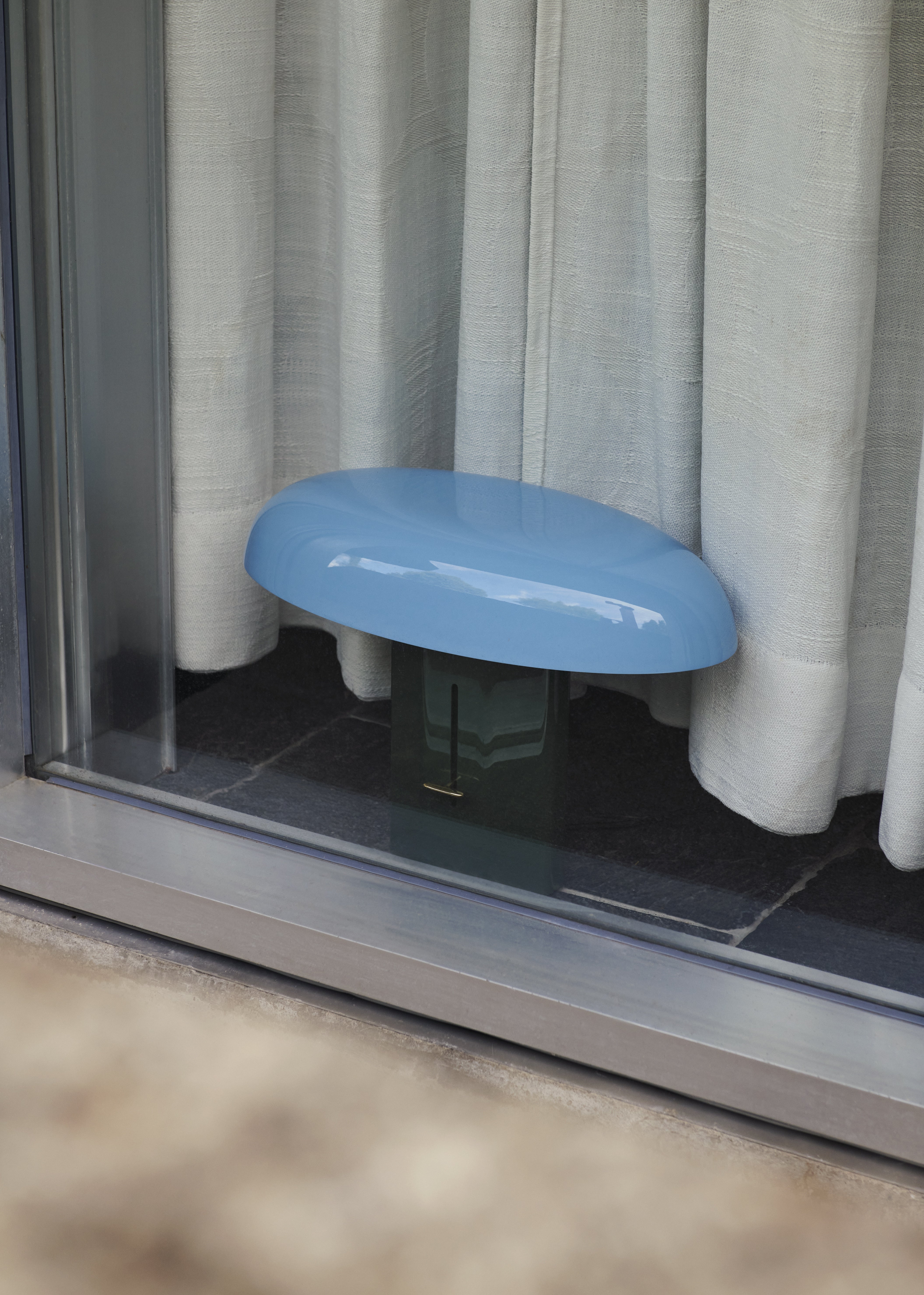 Tischlampe MONTERA JH42 mit himmelblauem Schirm und dunkelgrünem Fuß
