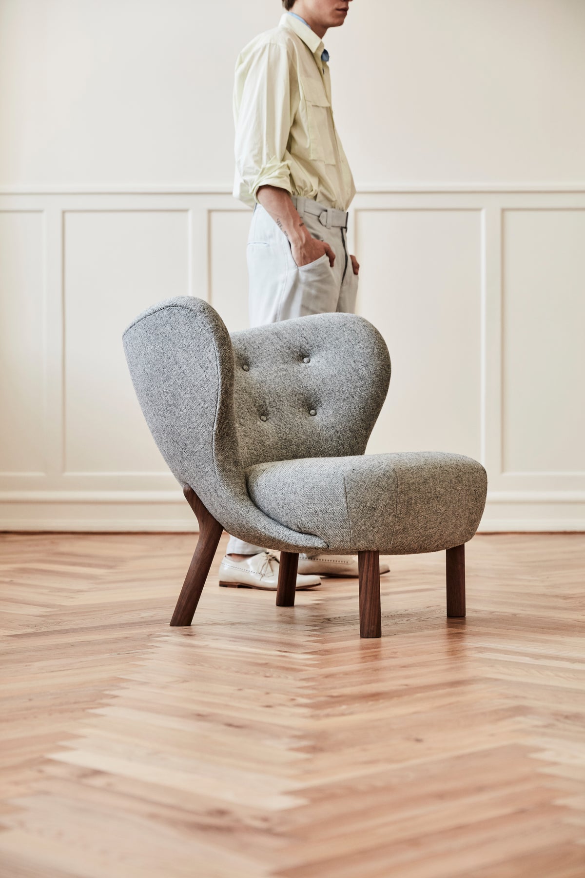 Sessel LITTLE PETRA VB1 gepolstert mit Nussbaumfuß
