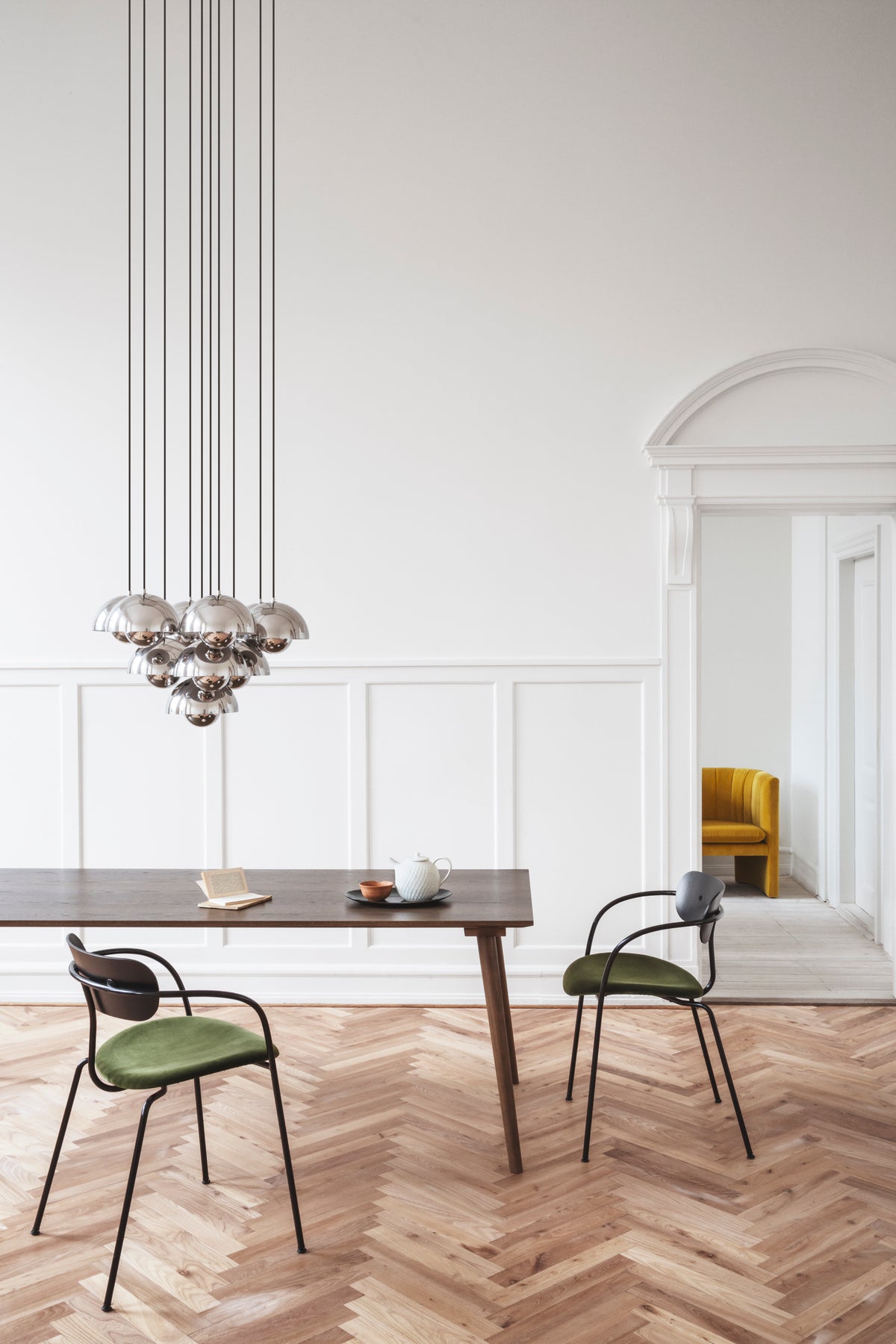 Stuhl PAVILION AV4 aus lackierter Eiche mit gepolsterter Sitzfläche und schwarzem Gestell