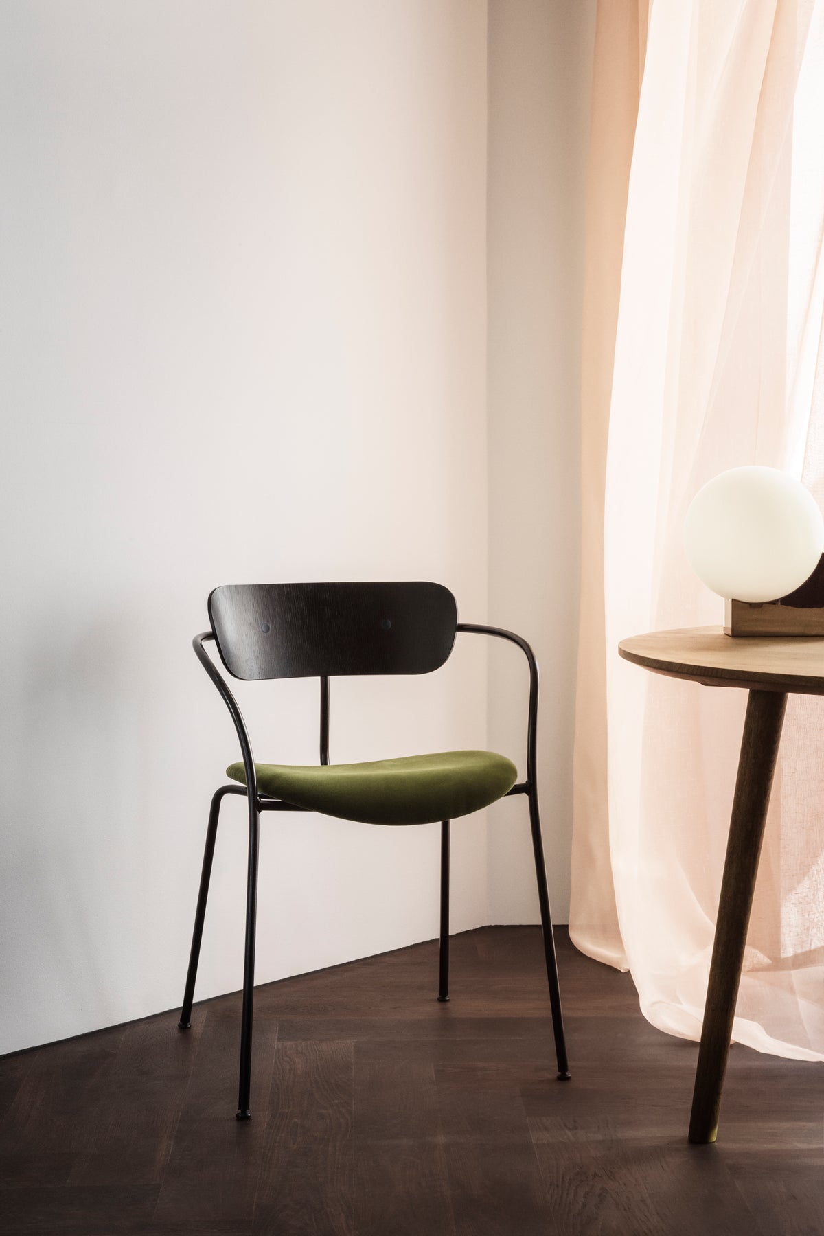 Stuhl PAVILION AV4 aus lackierter Eiche mit gepolsterter Sitzfläche und schwarzem Gestell