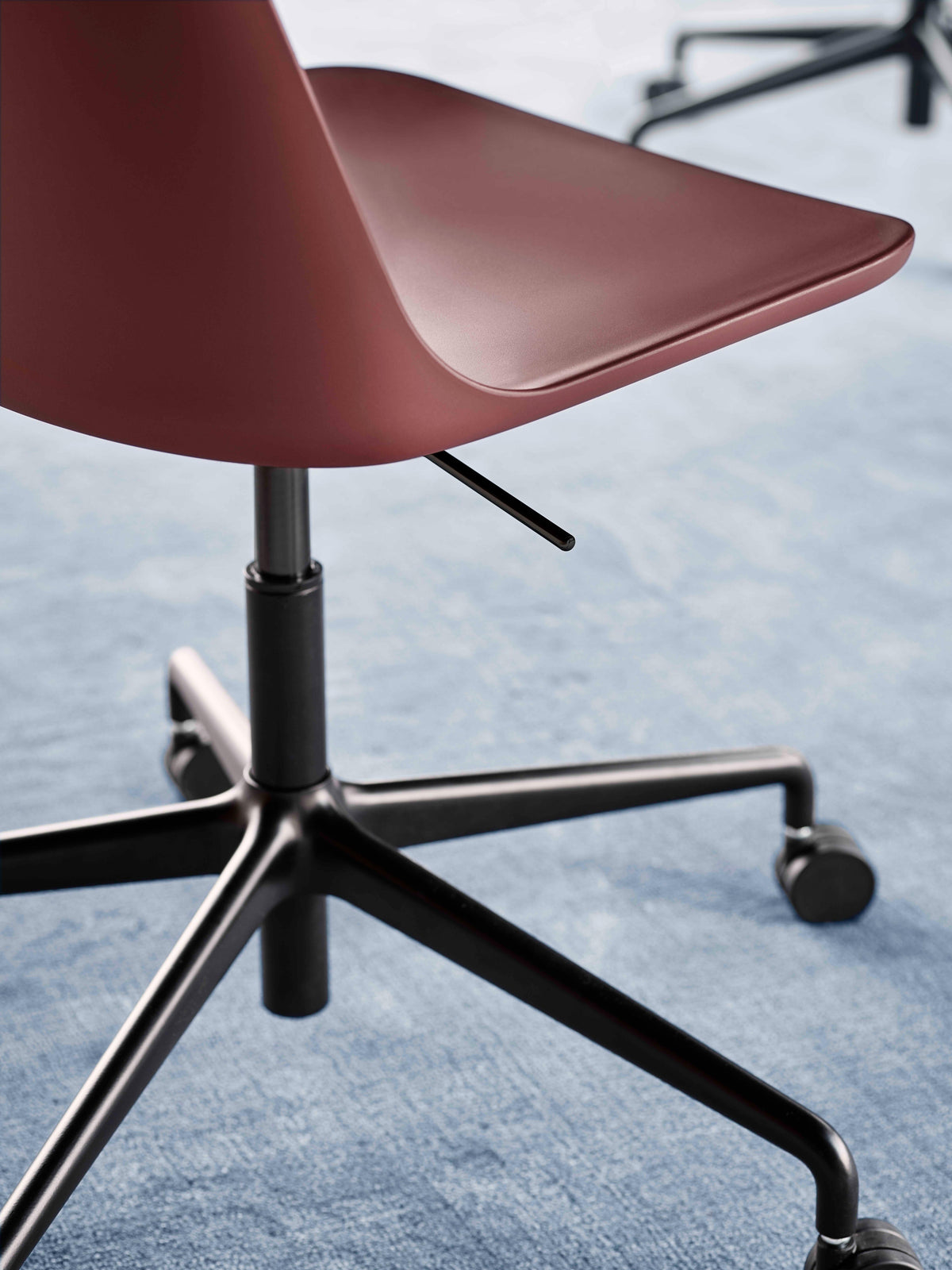 Bürostuhl RELY HW28 rot mit schwarzem Aluminiumfuß und Rollen