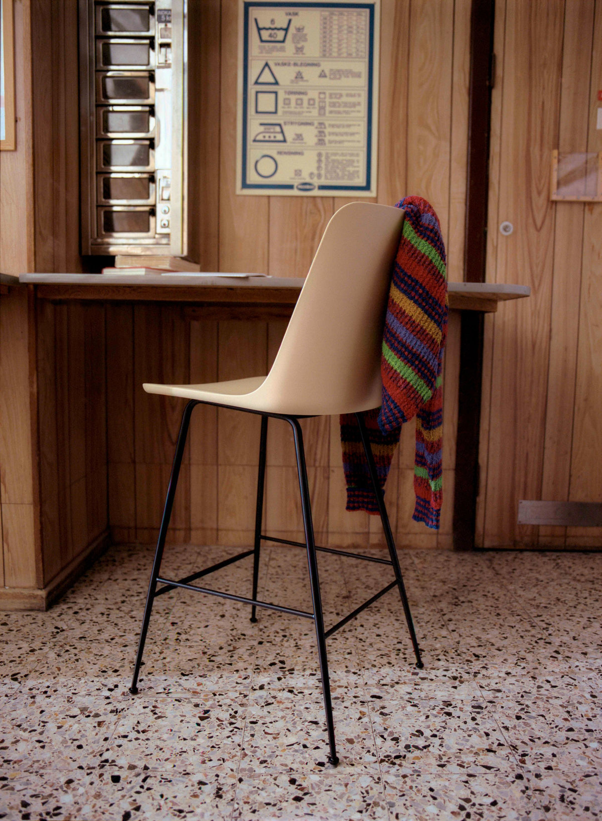 Barhocker RELY in Graphit mit braunem Stahlgestell