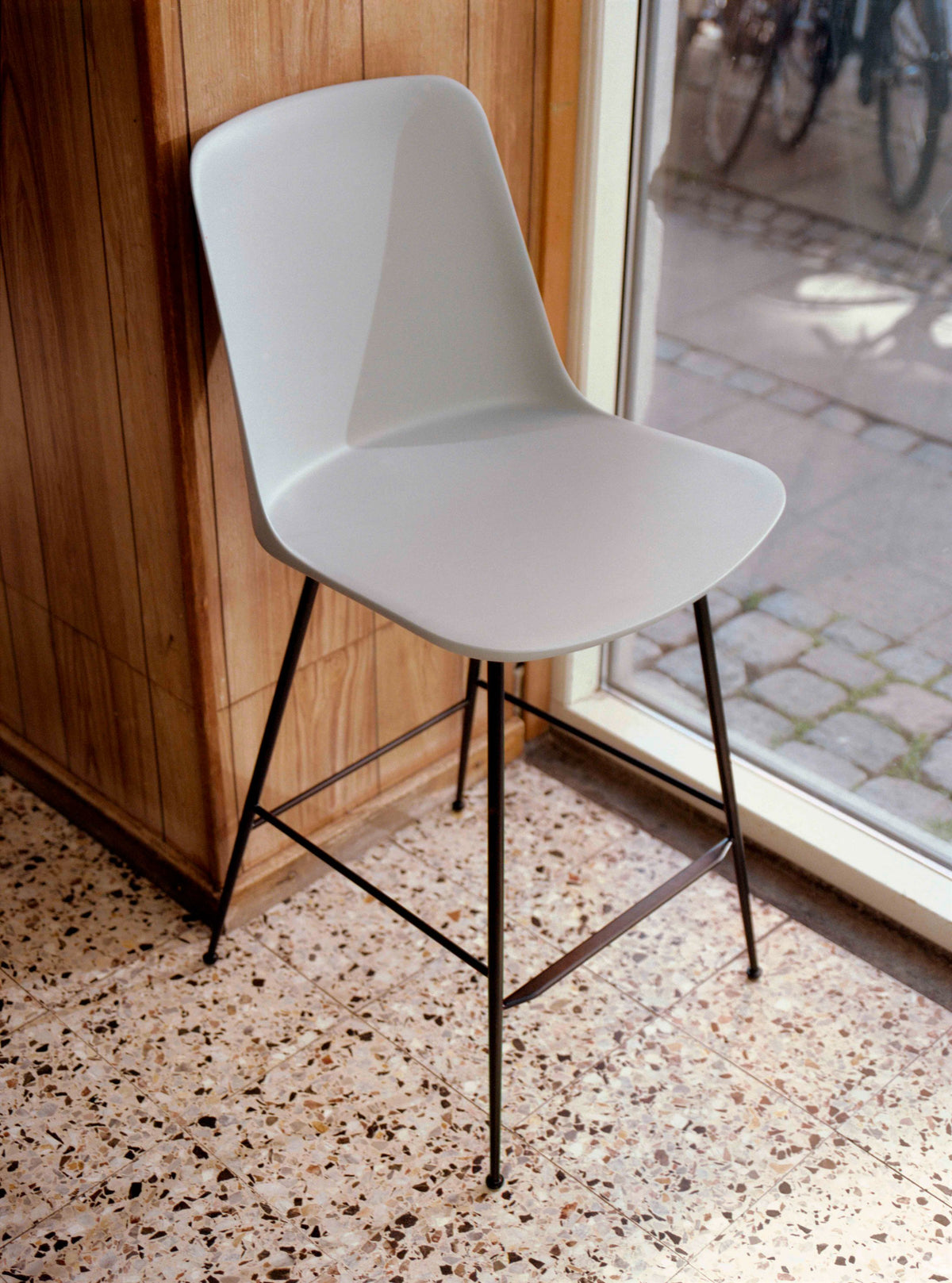 Barhocker RELY in Graphit mit braunem Stahlgestell