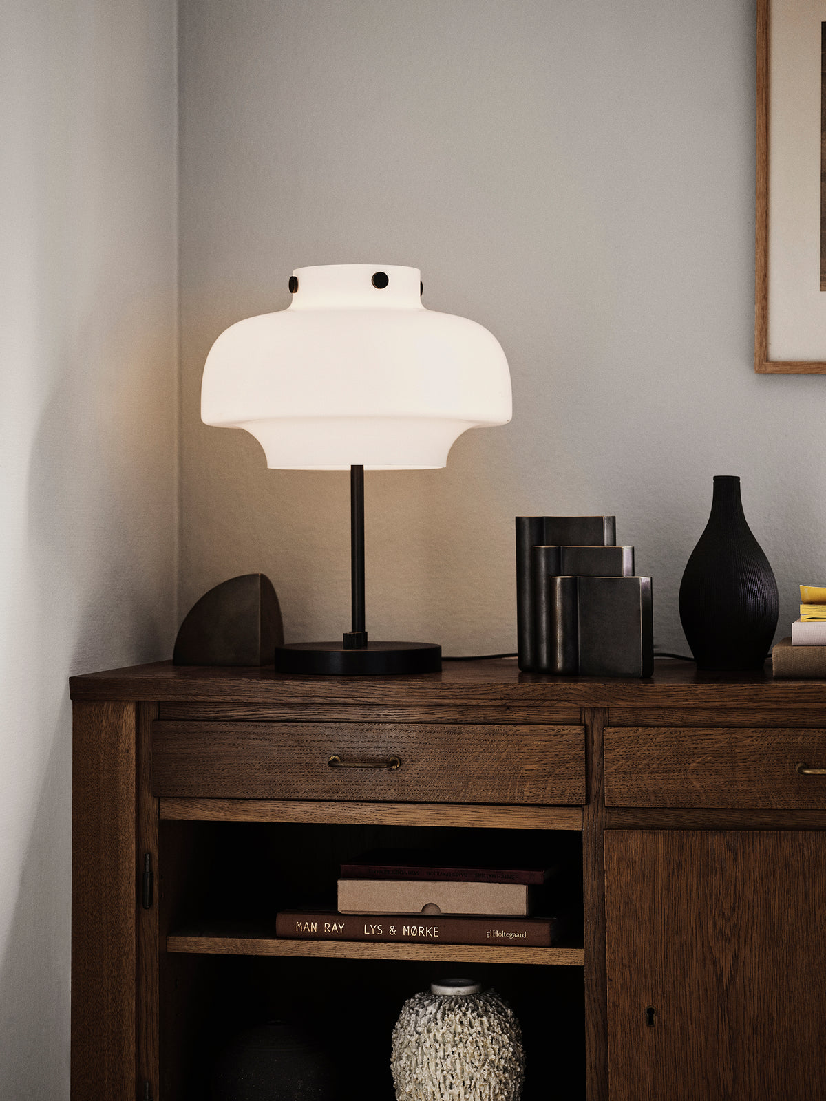 Tischlampe COPENHAGEN SC13 mit opalem Schirm und brüniertem Messingfuß