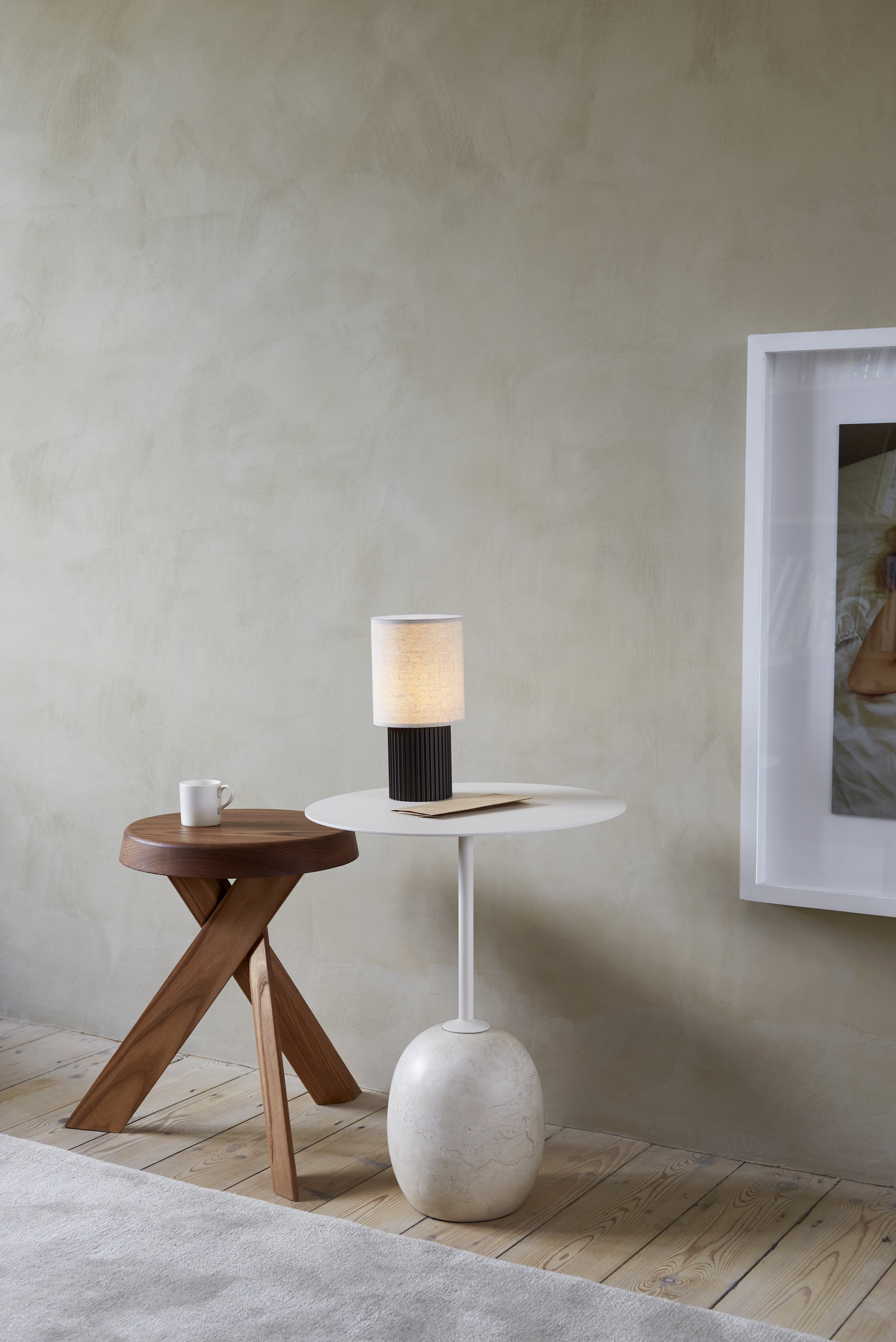 Tragbare Lampe MANHATTAN mit einem Stoffschirm und braunem Fuß