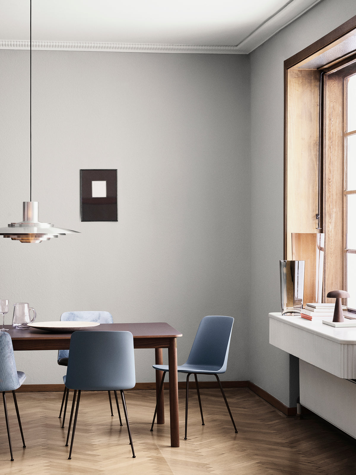 Ausziehbarer Tisch PATCH mit brauner Laminatplatte und Nussbaumfuß