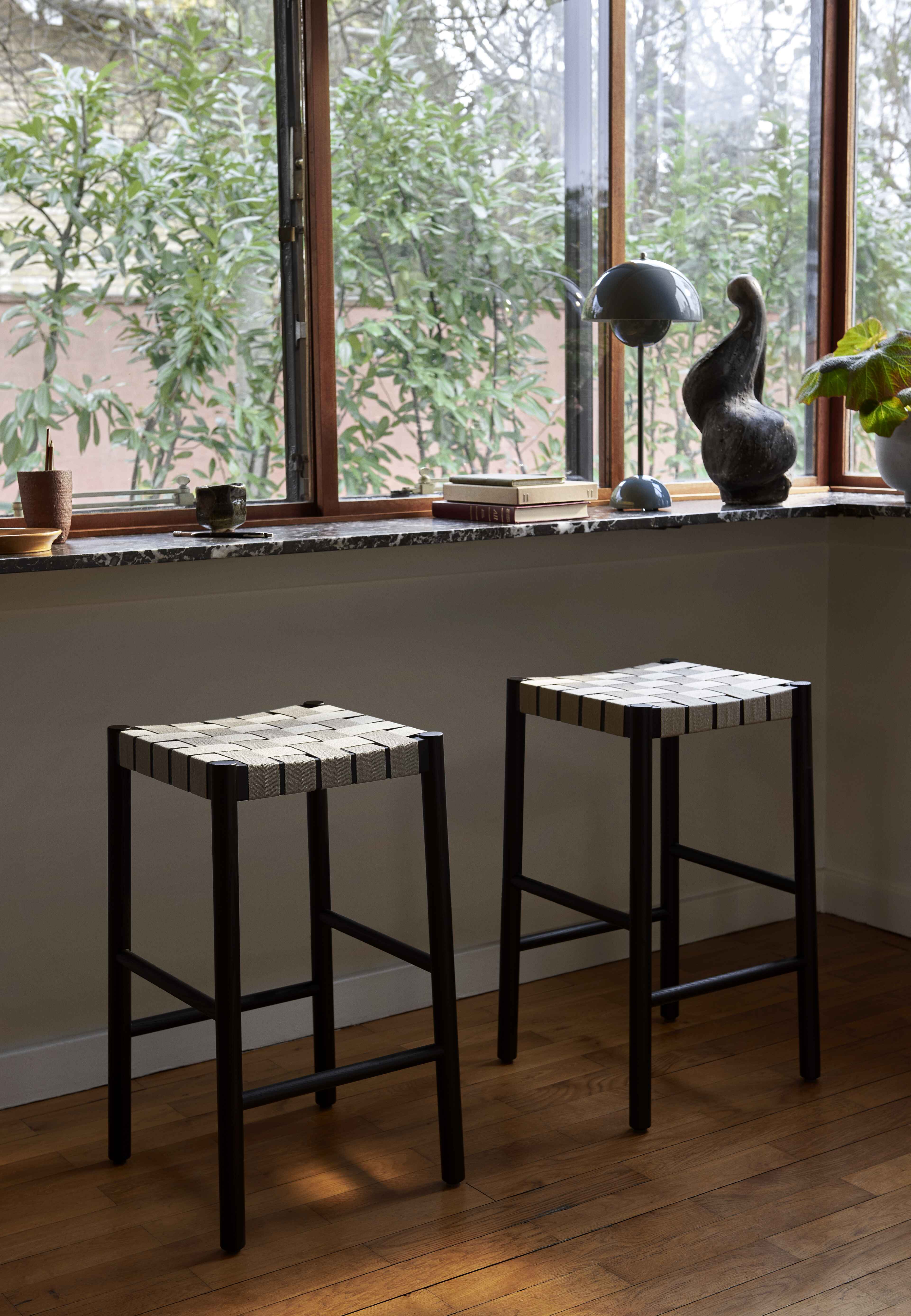 Hocker BETTY mit beigem gewebtem Sitz aus rauchgeöltem Eichenholz