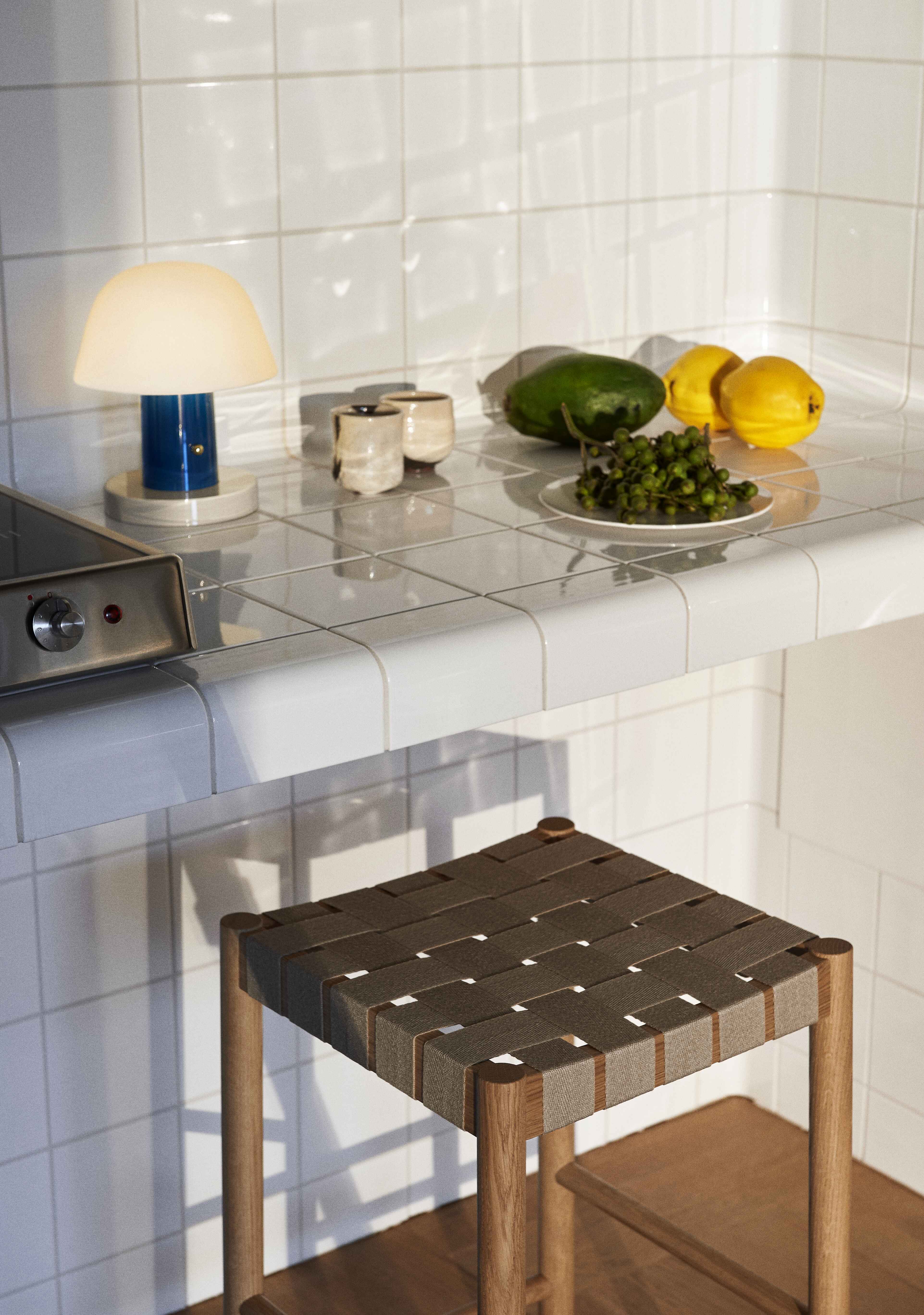 Hocker BETTY mit beigem gewebtem Sitz aus rauchgeöltem Eichenholz