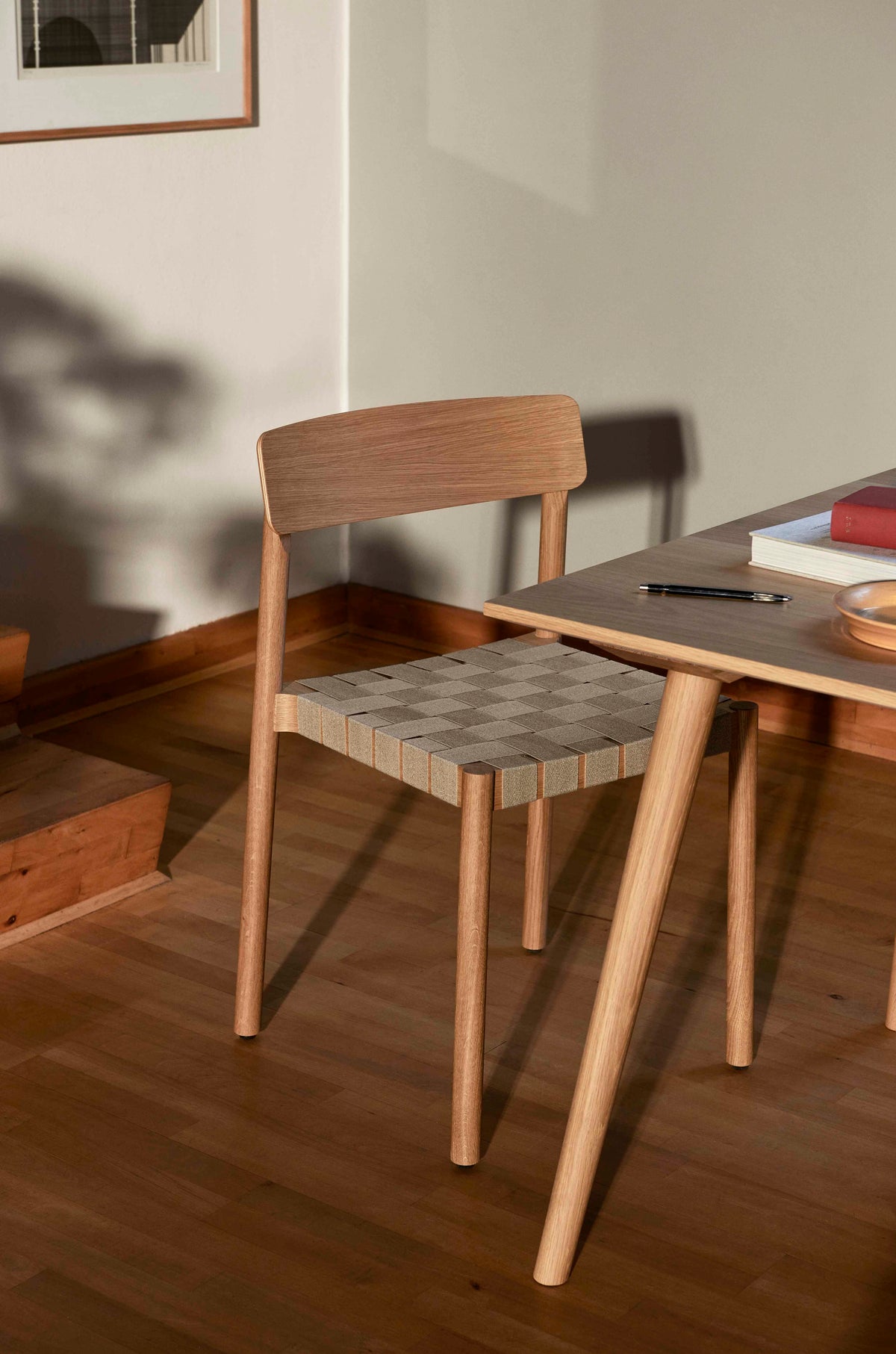 Stuhl BETTY TK1 mit schwarzem, gewebtem Sitz und schwarz lackiertem Eschenholz