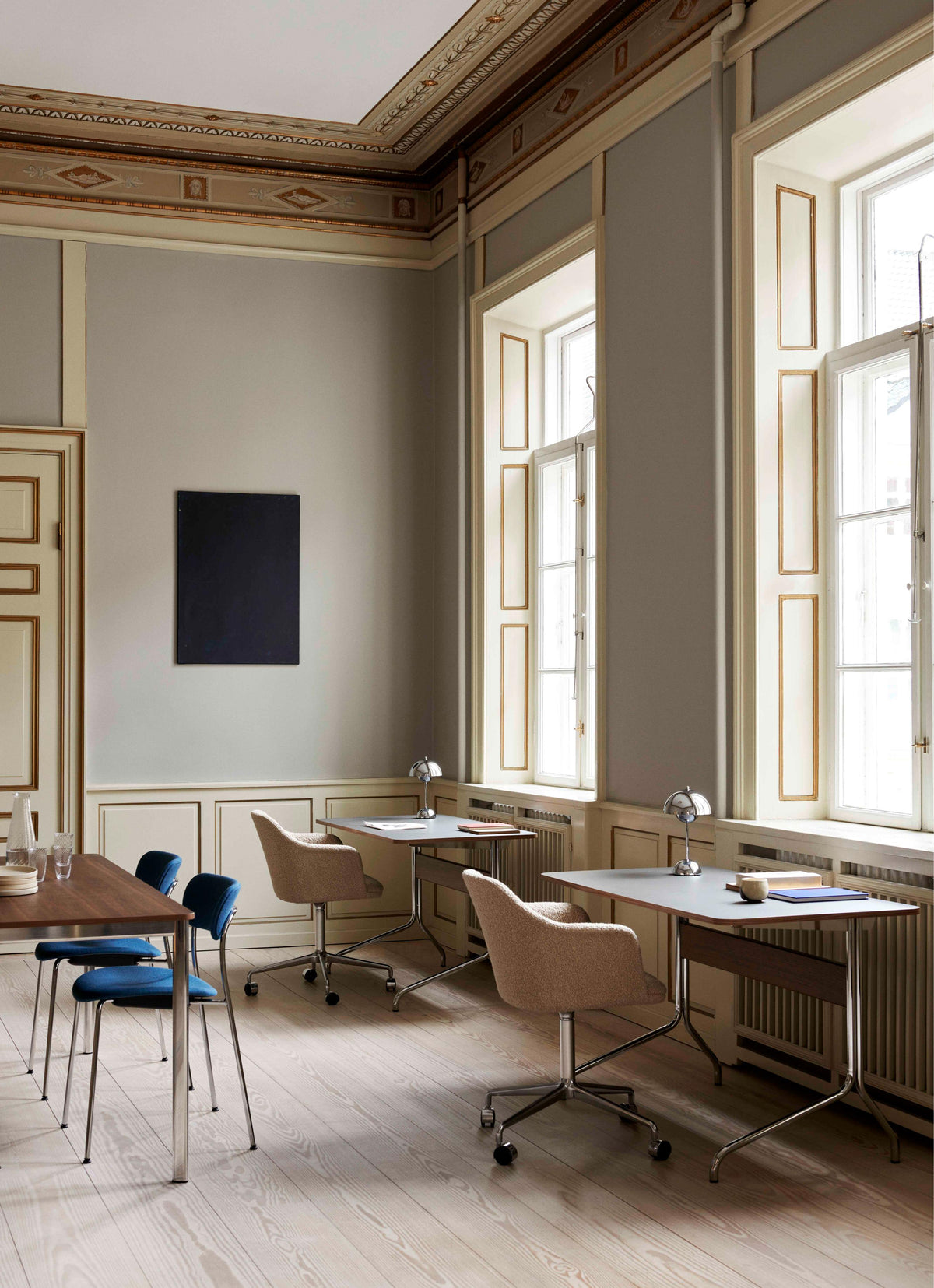 Schreibtisch PAVILION mit beiger Linoleumplatte, Eichenfurnier und Stahlfuß
