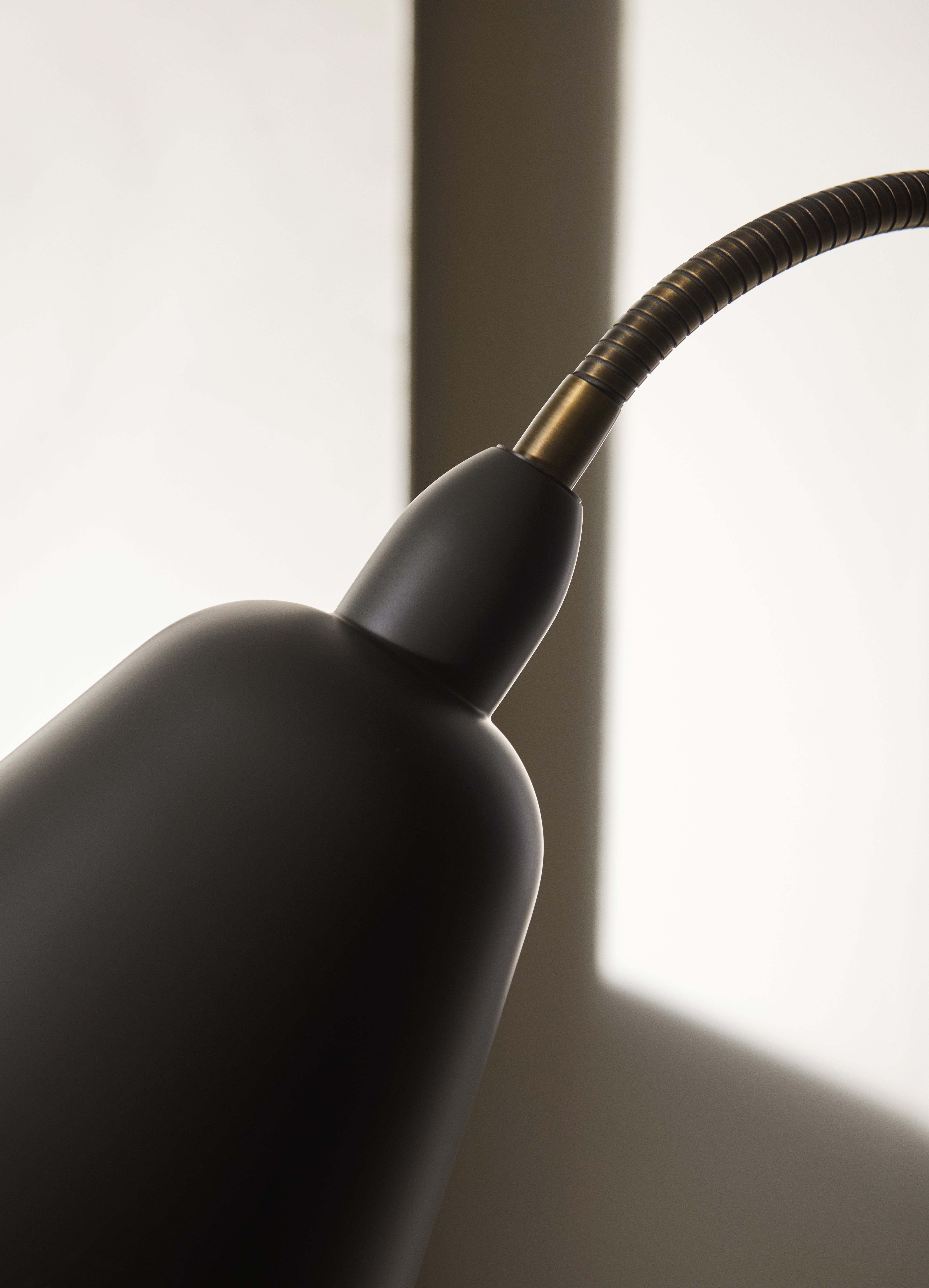 Stehlampe BELLEVUE AJ7 graphit mit brüniertem Messingfuß