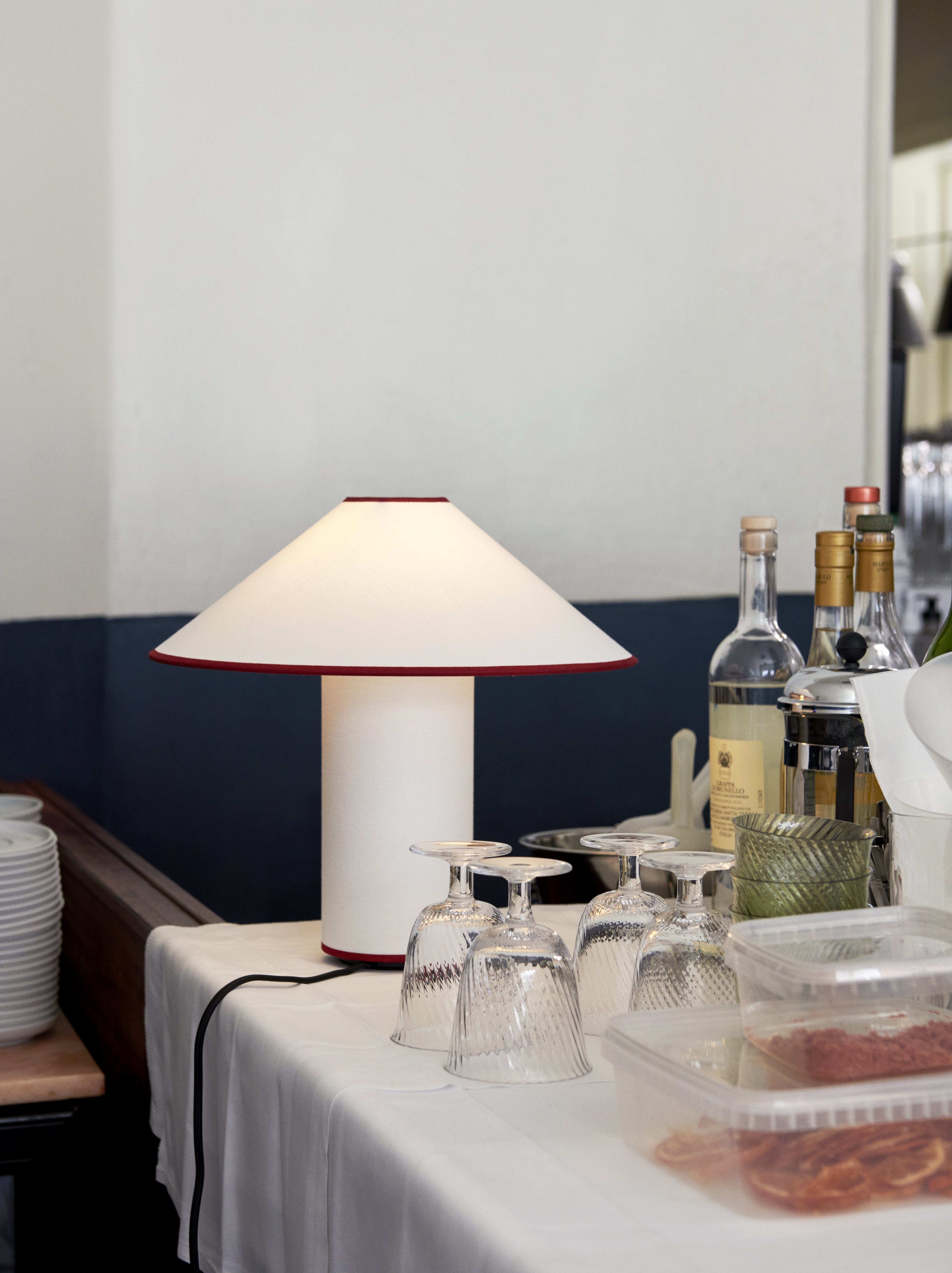 Tischlampe COLETTE ATD6 in Weiß mit rotem Finish