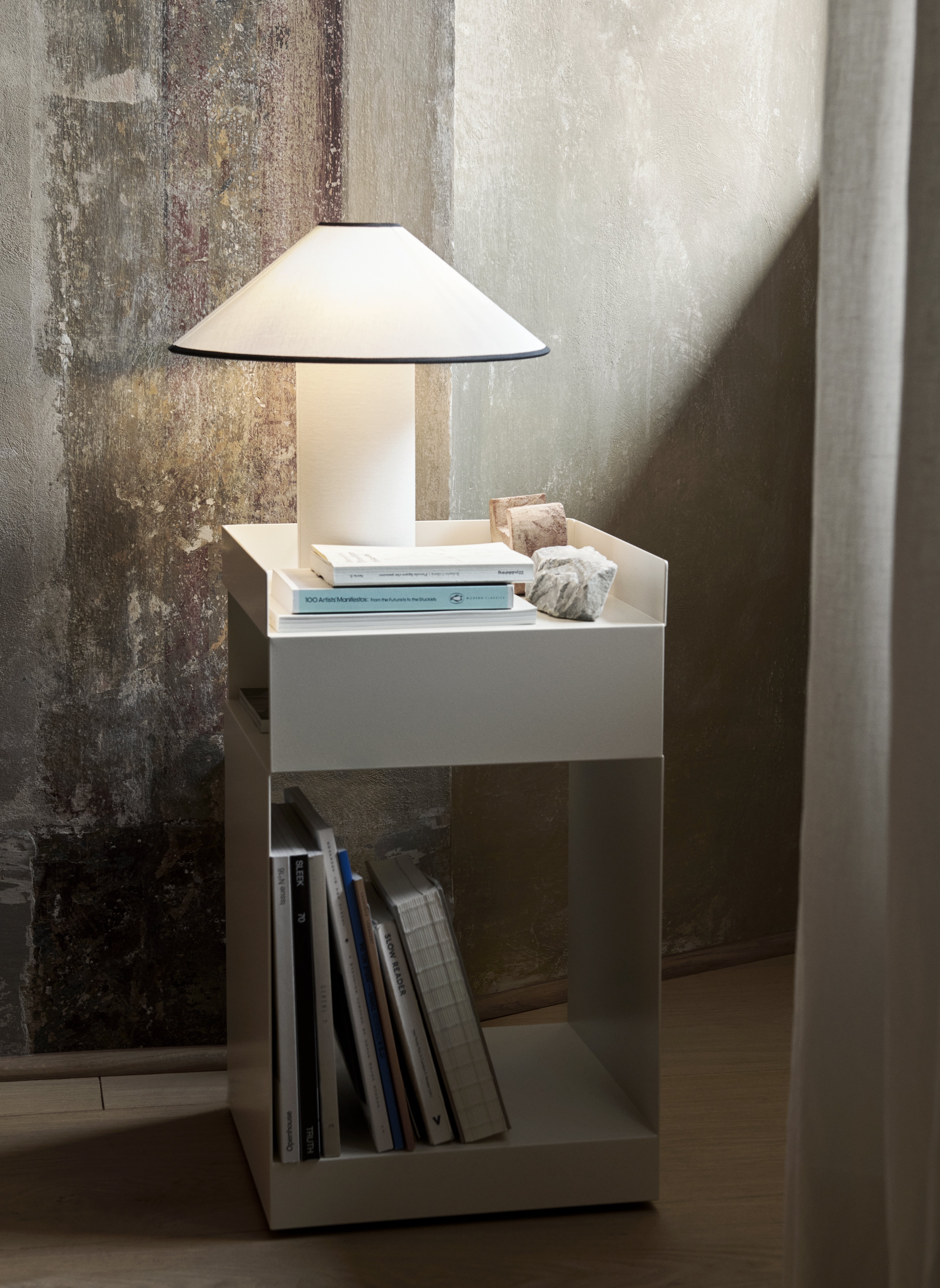 Tischlampe COLETTE ATD6 in Weiß mit rotem Finish