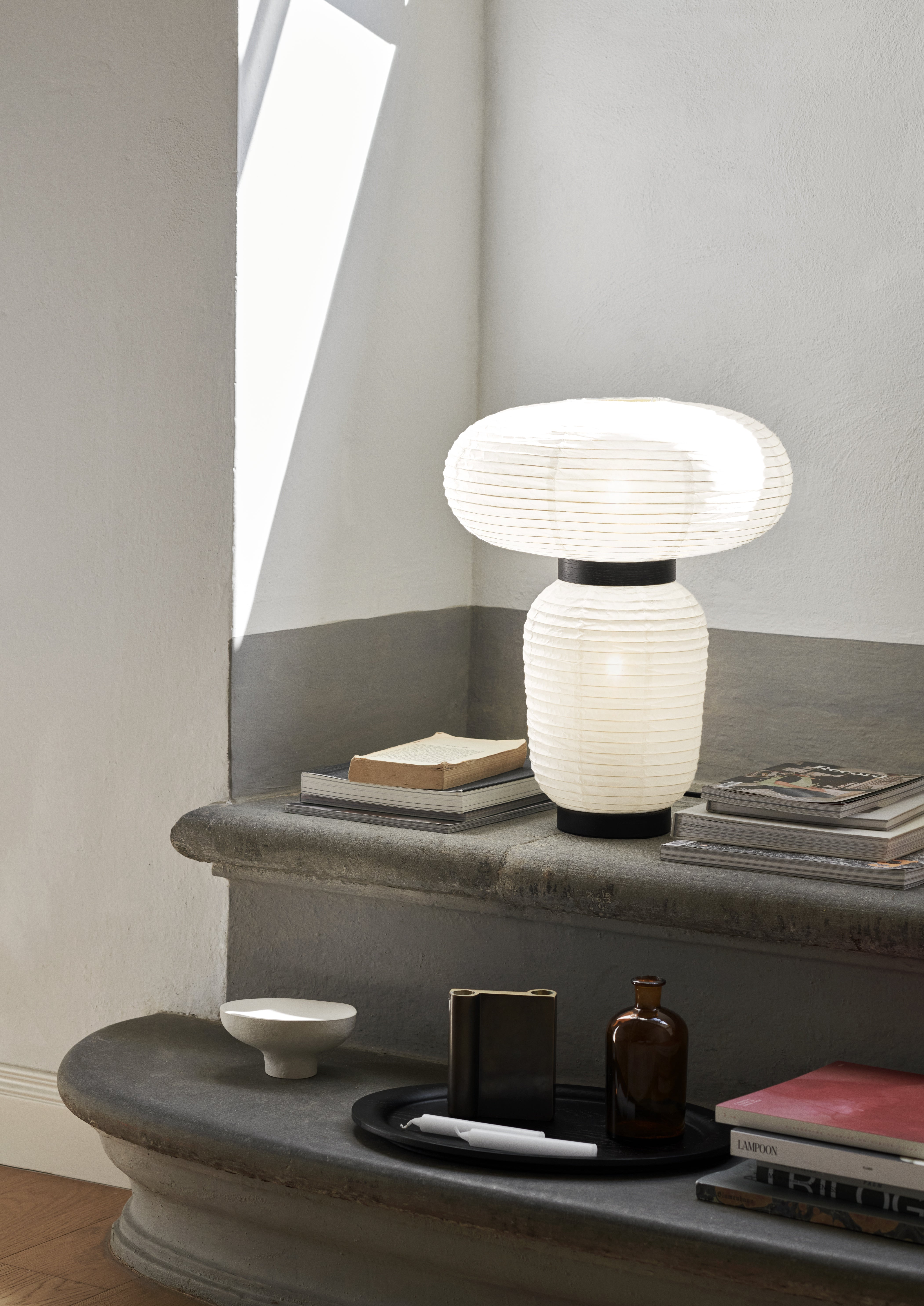 Tischlampe FORMAKAMI JH18 mit weißem Papierschirm und schwarzem Eichenfinish