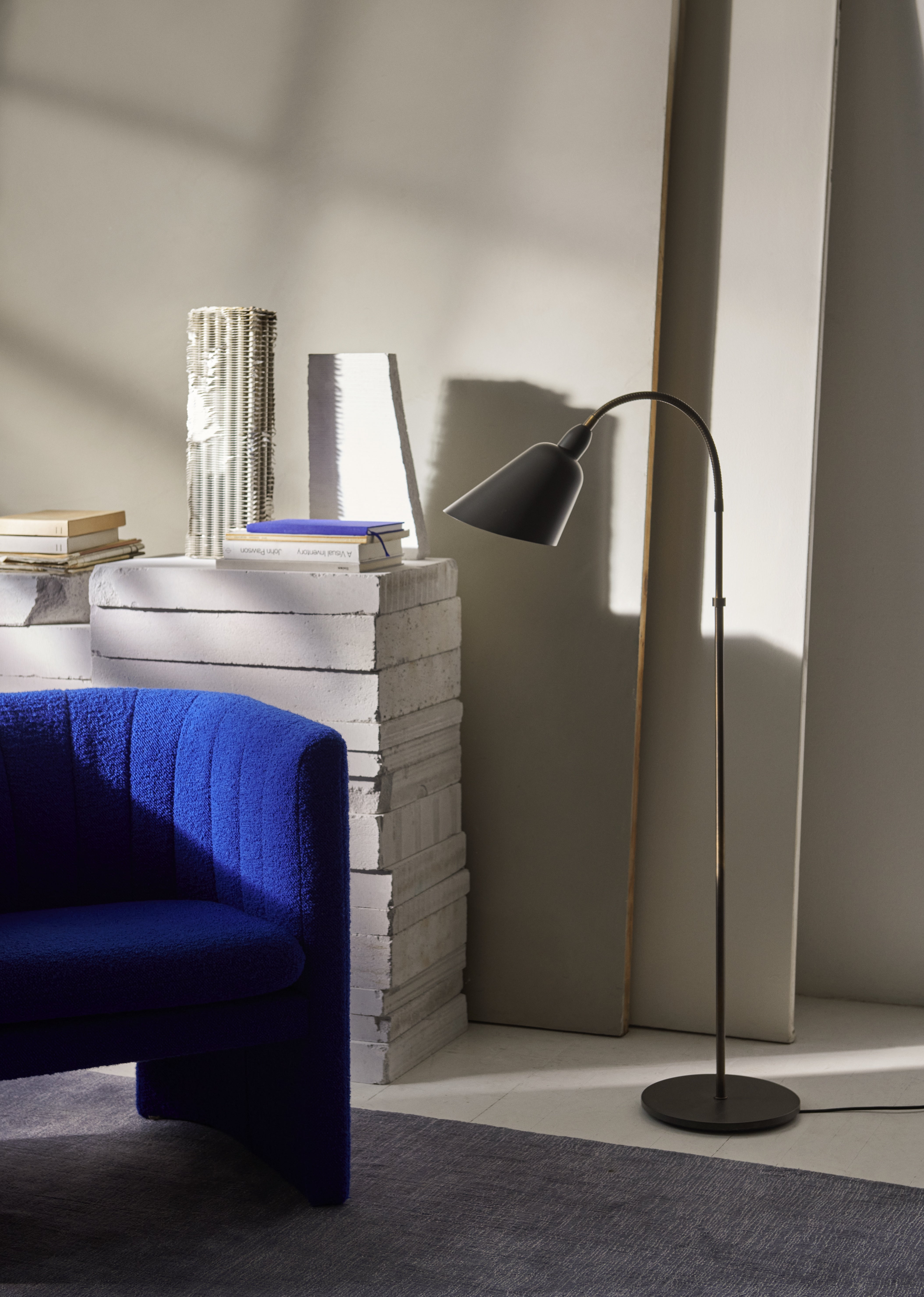 Stehlampe BELLEVUE AJ7 schwarz mit messingfarbener Oberfläche