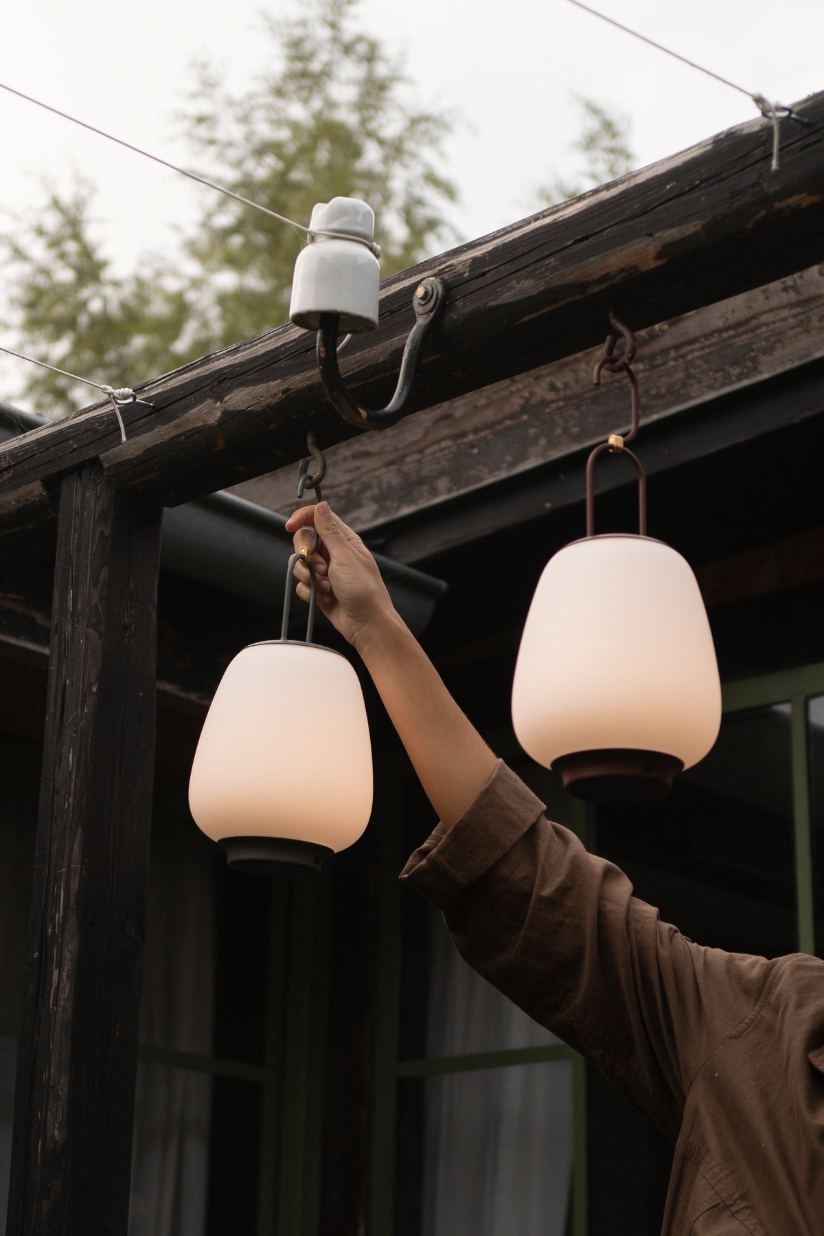 Tragbare Außenlampe LUCCA SC51 in Weiß mit schwarzem Finish