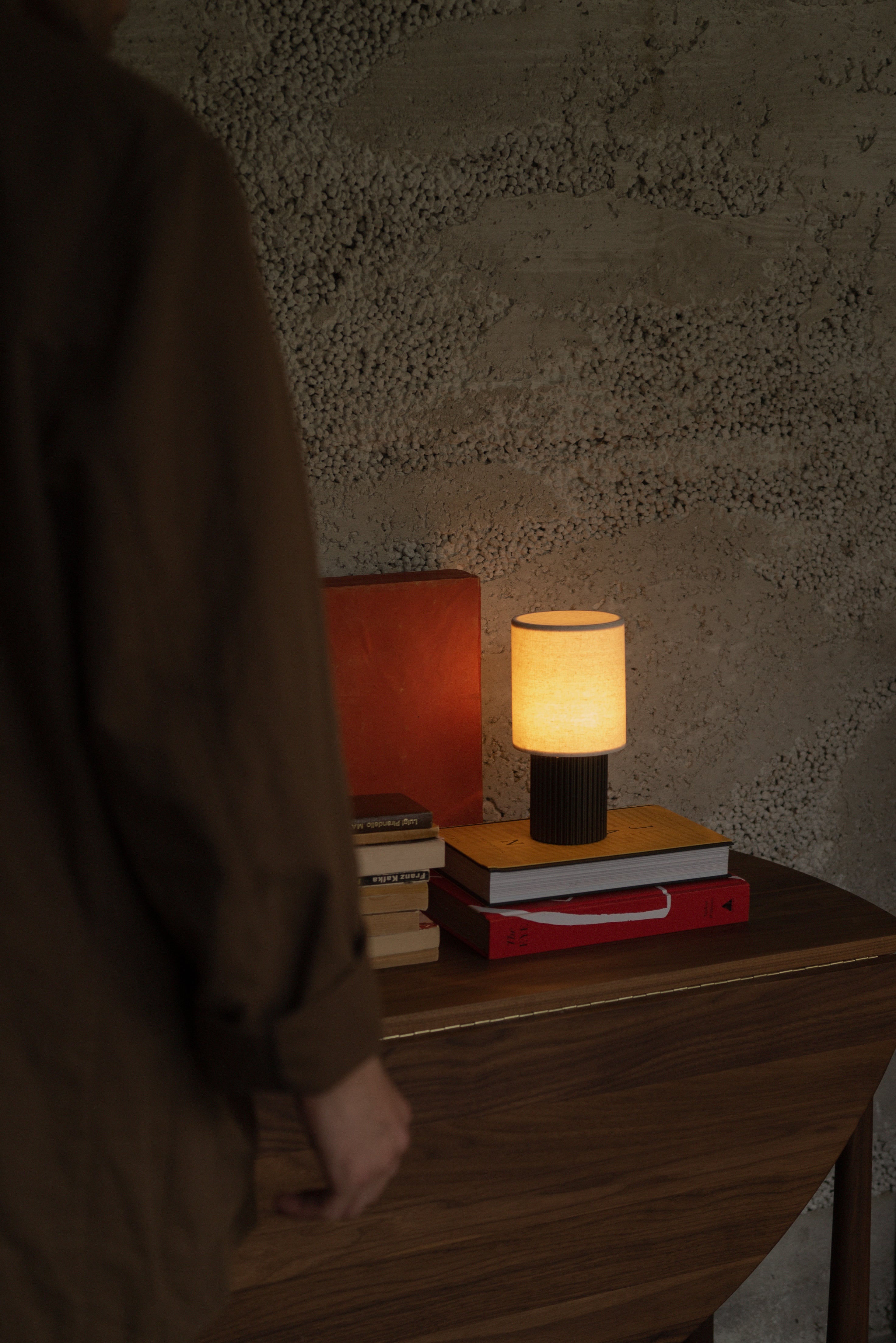 Tragbare Lampe MANHATTAN mit einem Stoffschirm und braunem Fuß