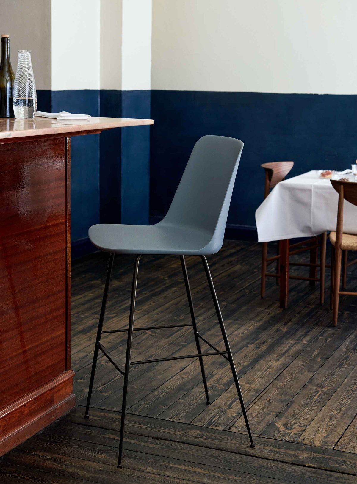 Barhocker RELY in Graphit mit braunem Stahlgestell