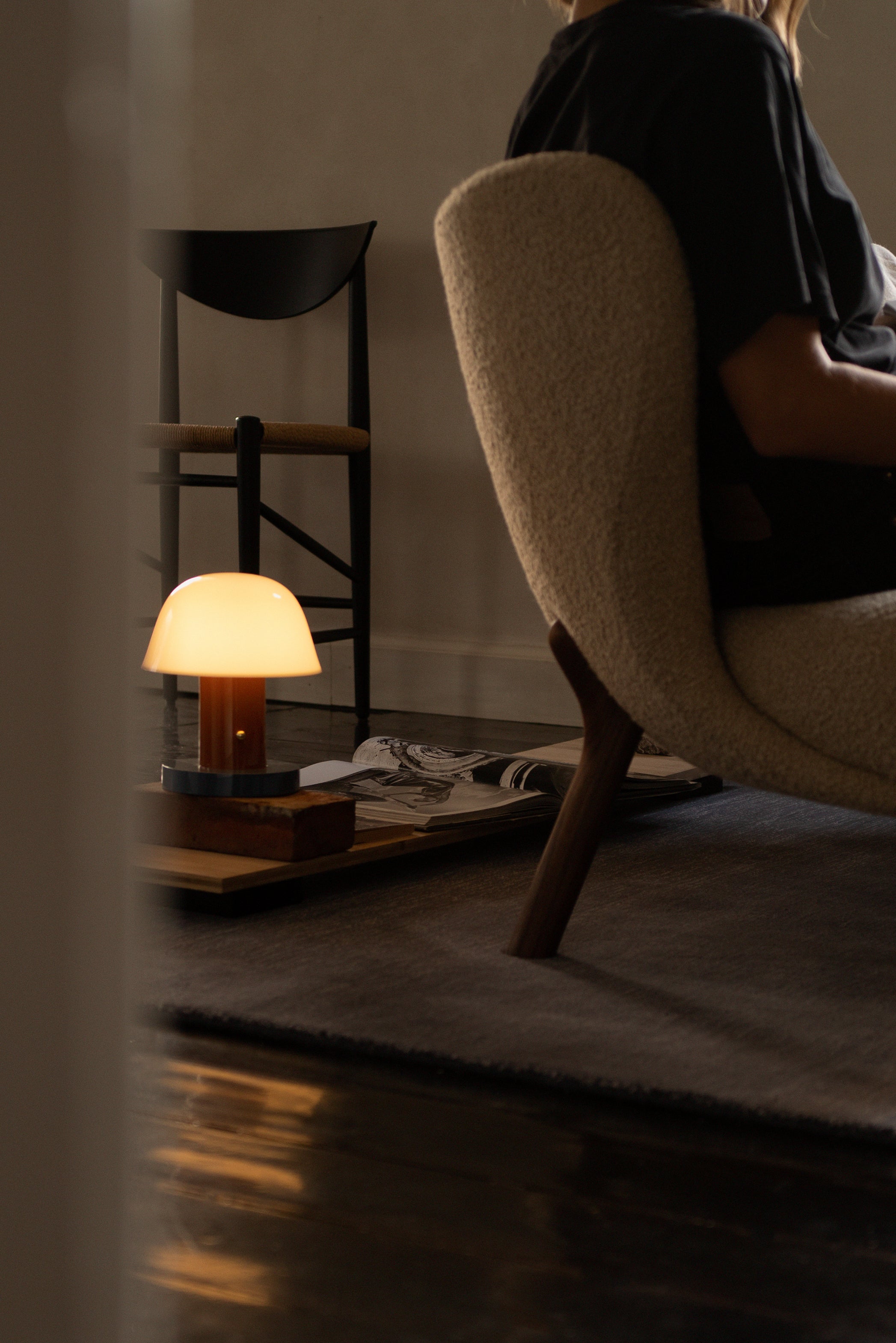Tragbare Lampe SETAGO JH27 mit cremefarbenem Schirm und orange-blauem Fuß.