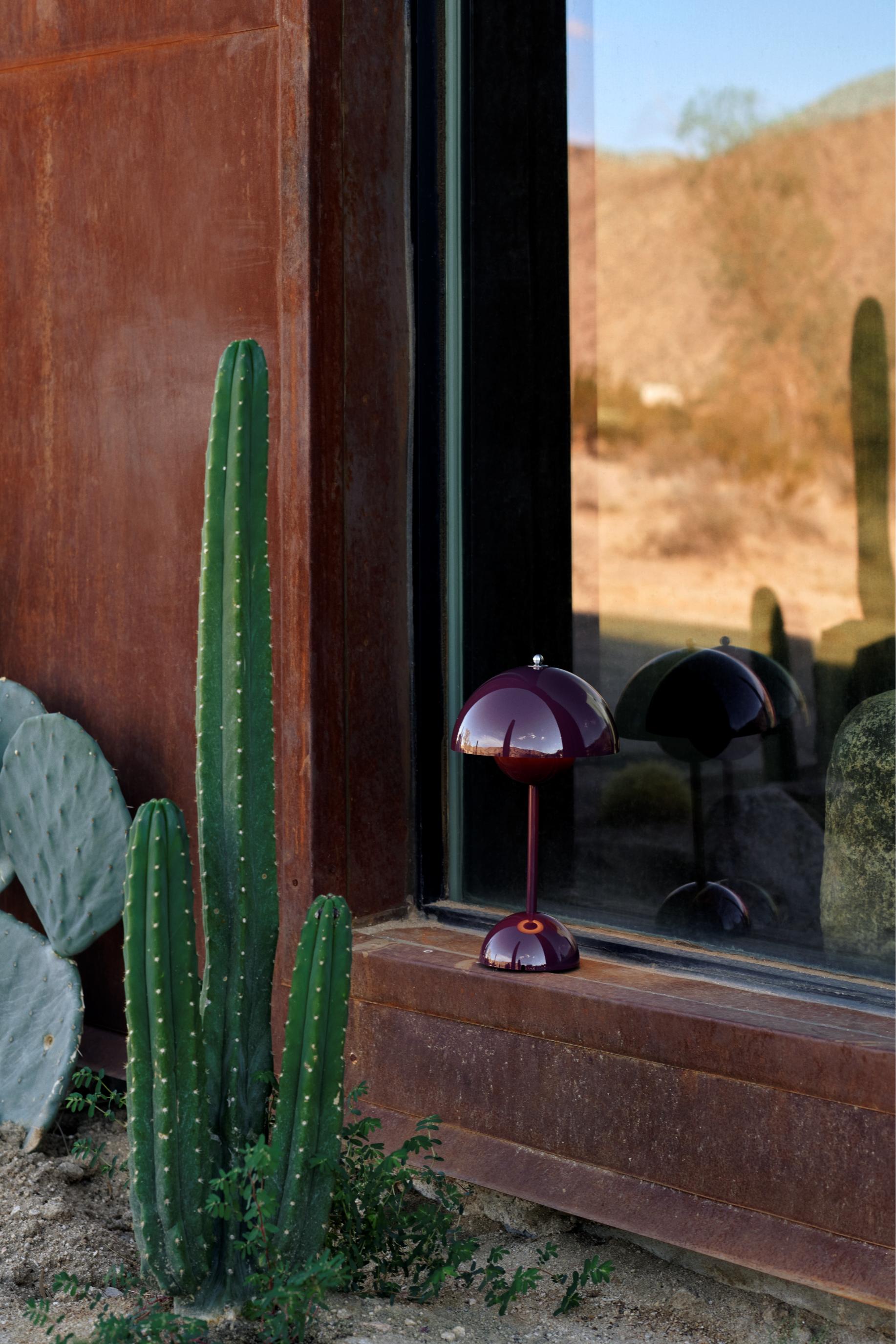 Tragbare Lampe FLOWERPOT VP9 in dunklem Pflaumenfarbton