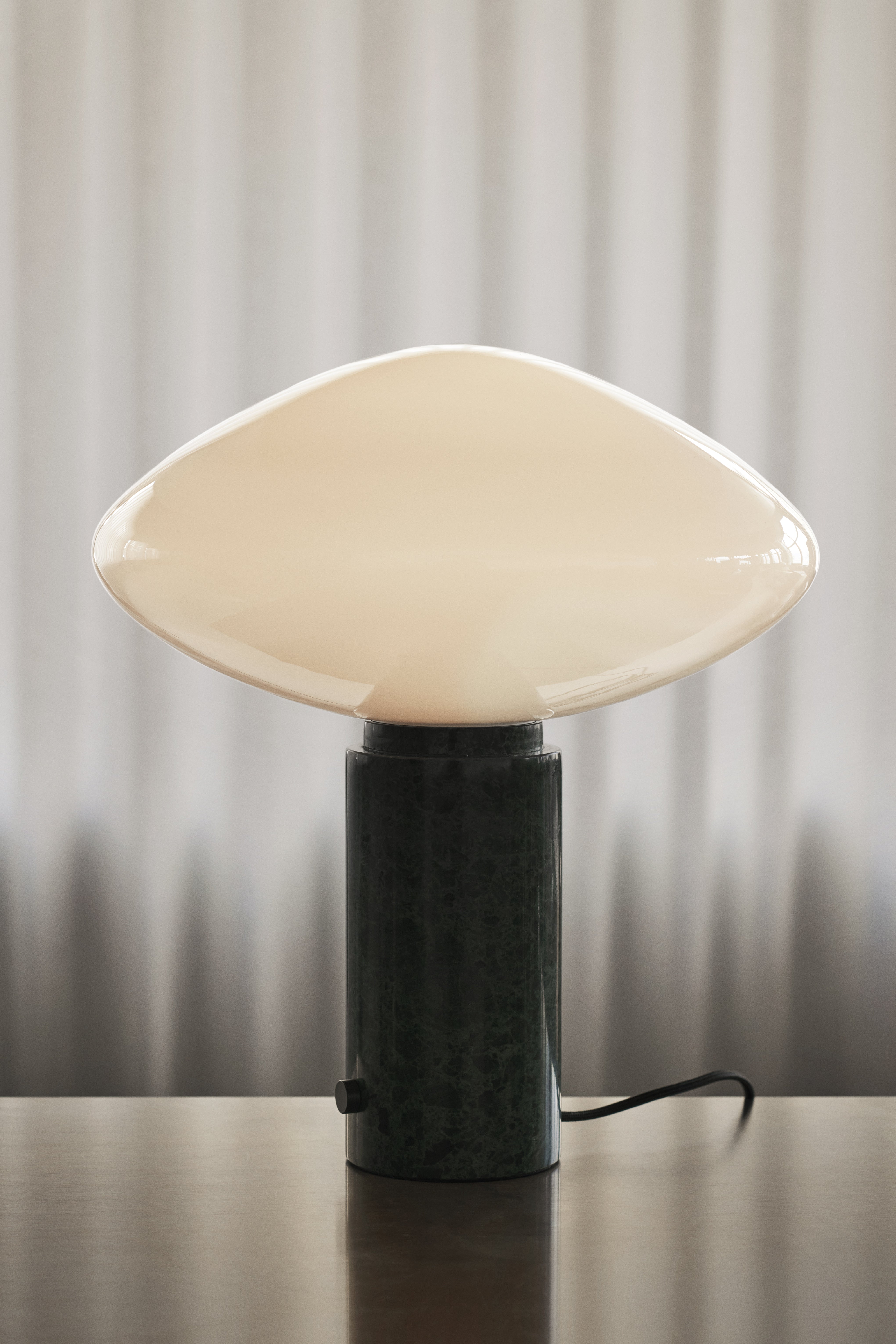 Tischlampe MIST AP17 mit gläsernem Schirm und grüner Marmorbasis