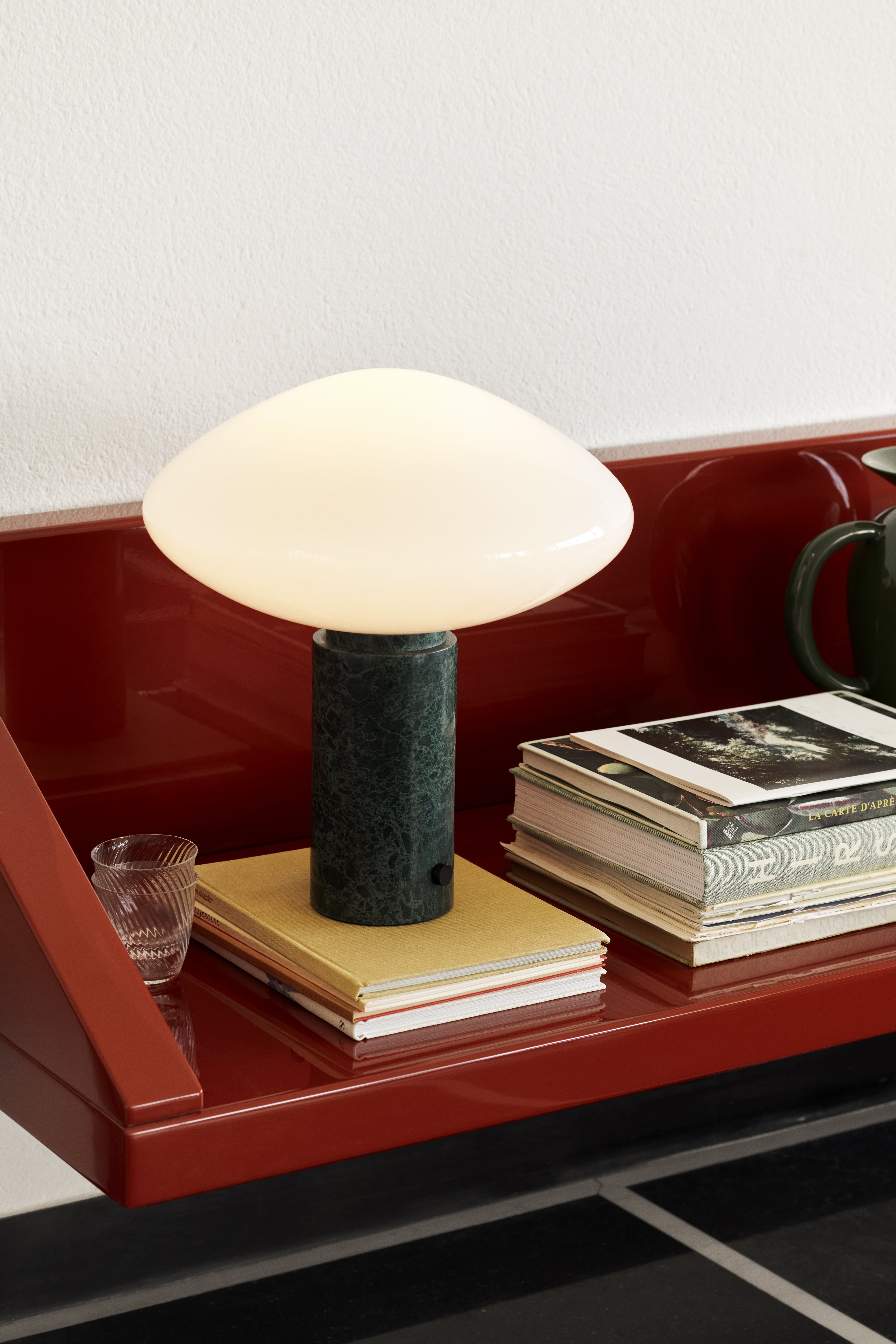 Tischlampe MIST AP17 mit gläsernem Schirm und grüner Marmorbasis