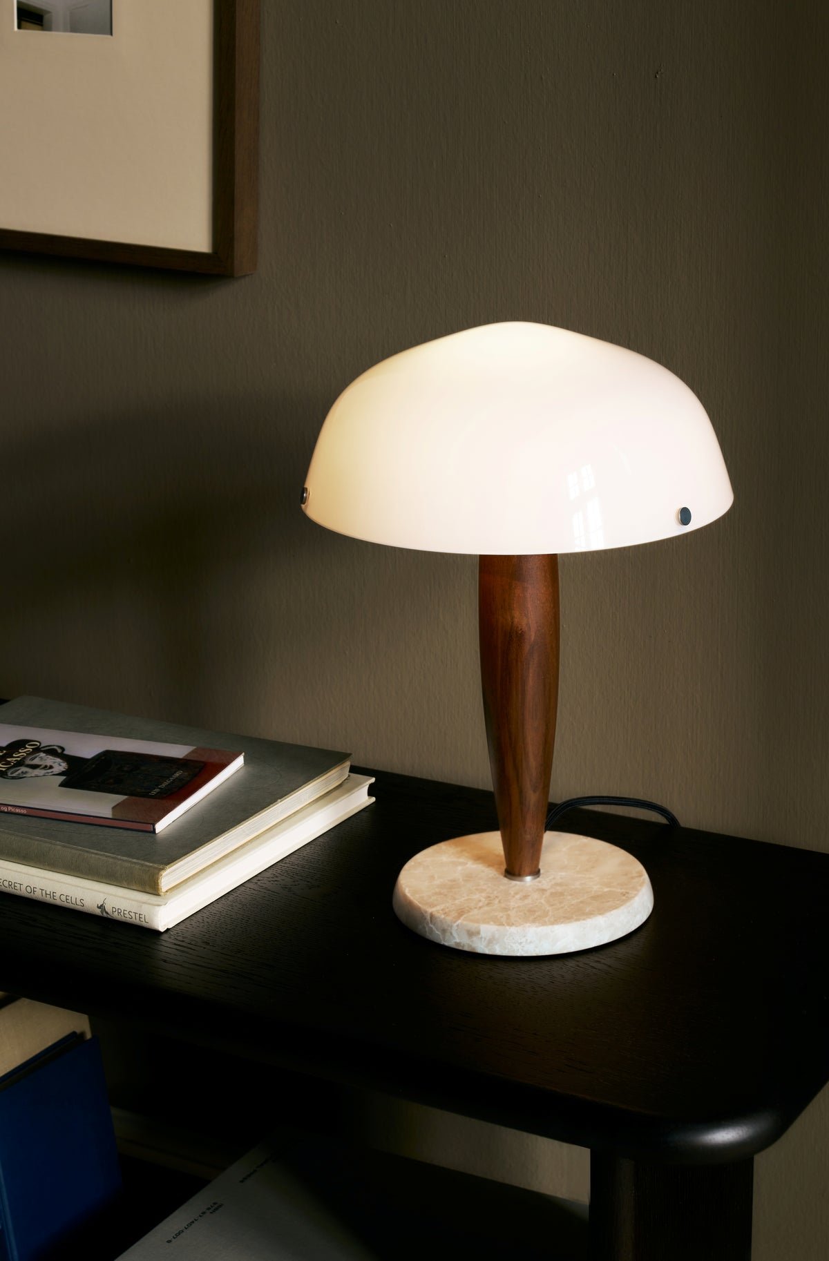 Tischlampe HERMAN SHY3 aus opalisiertem Glas mit Nussbaumholz und cremefarbener Marmorbasis
