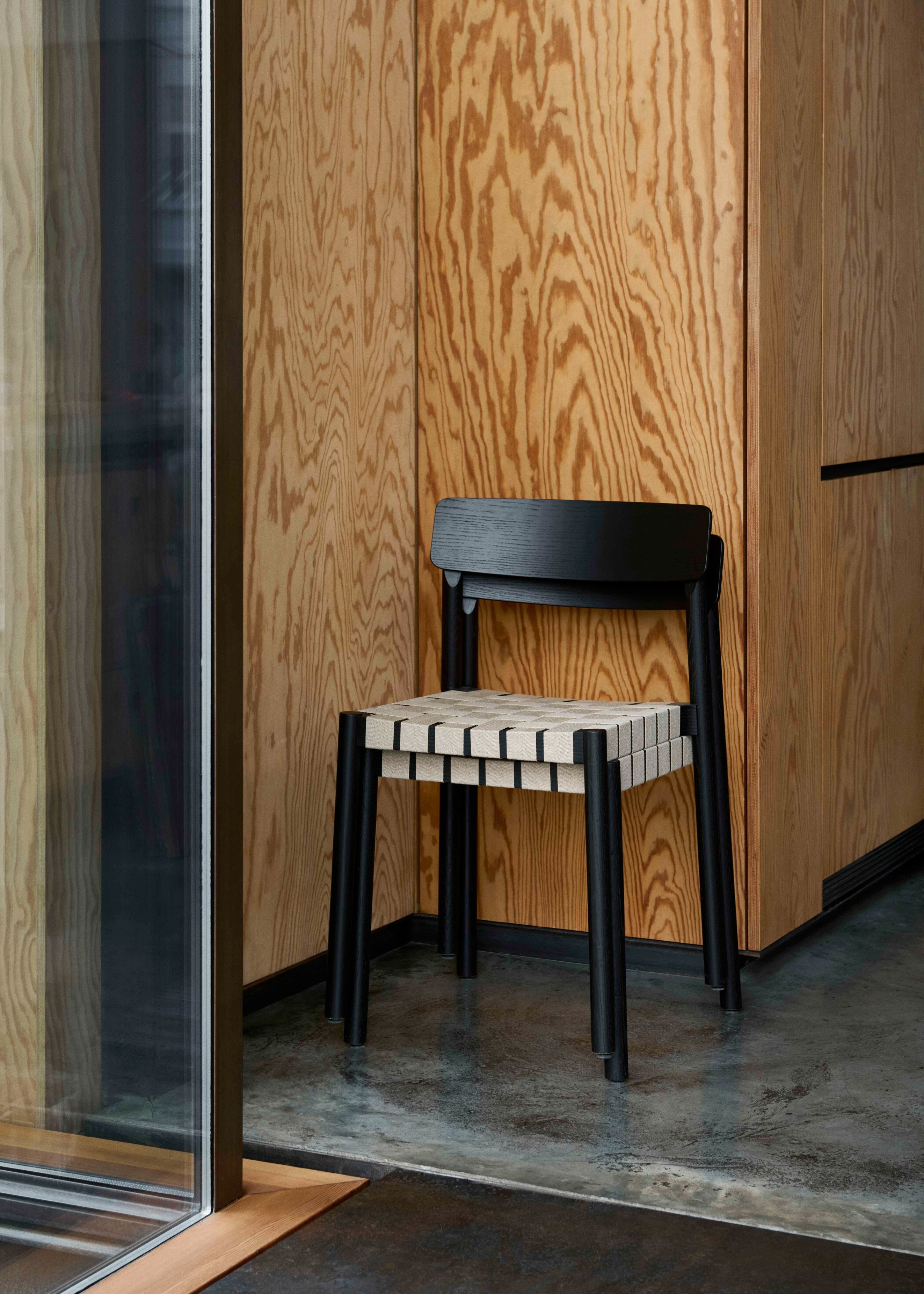 Stuhl BETTY TK1 mit beigem, gewebtem Sitz und schwarz lackiertem Eschenholz