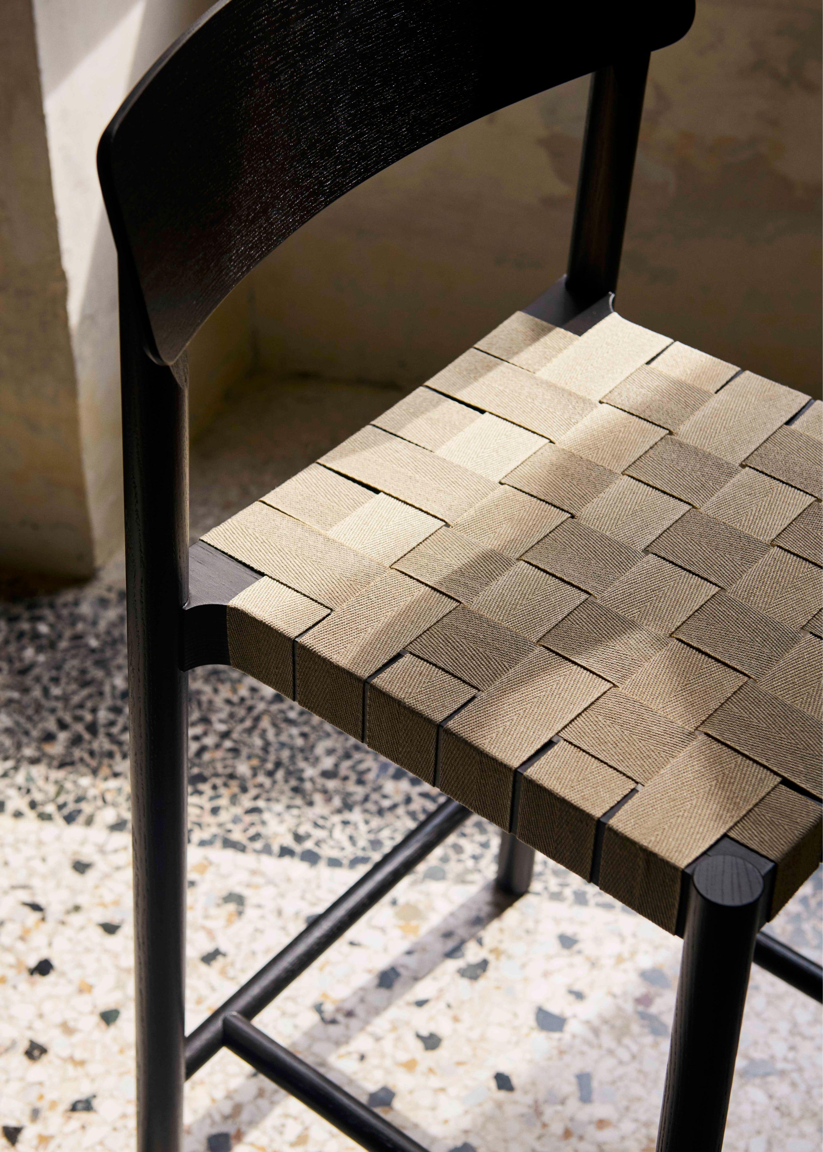 Hocker BETTY mit beigem, gewebtem Sitz aus rauchgeöltem Eichenholz