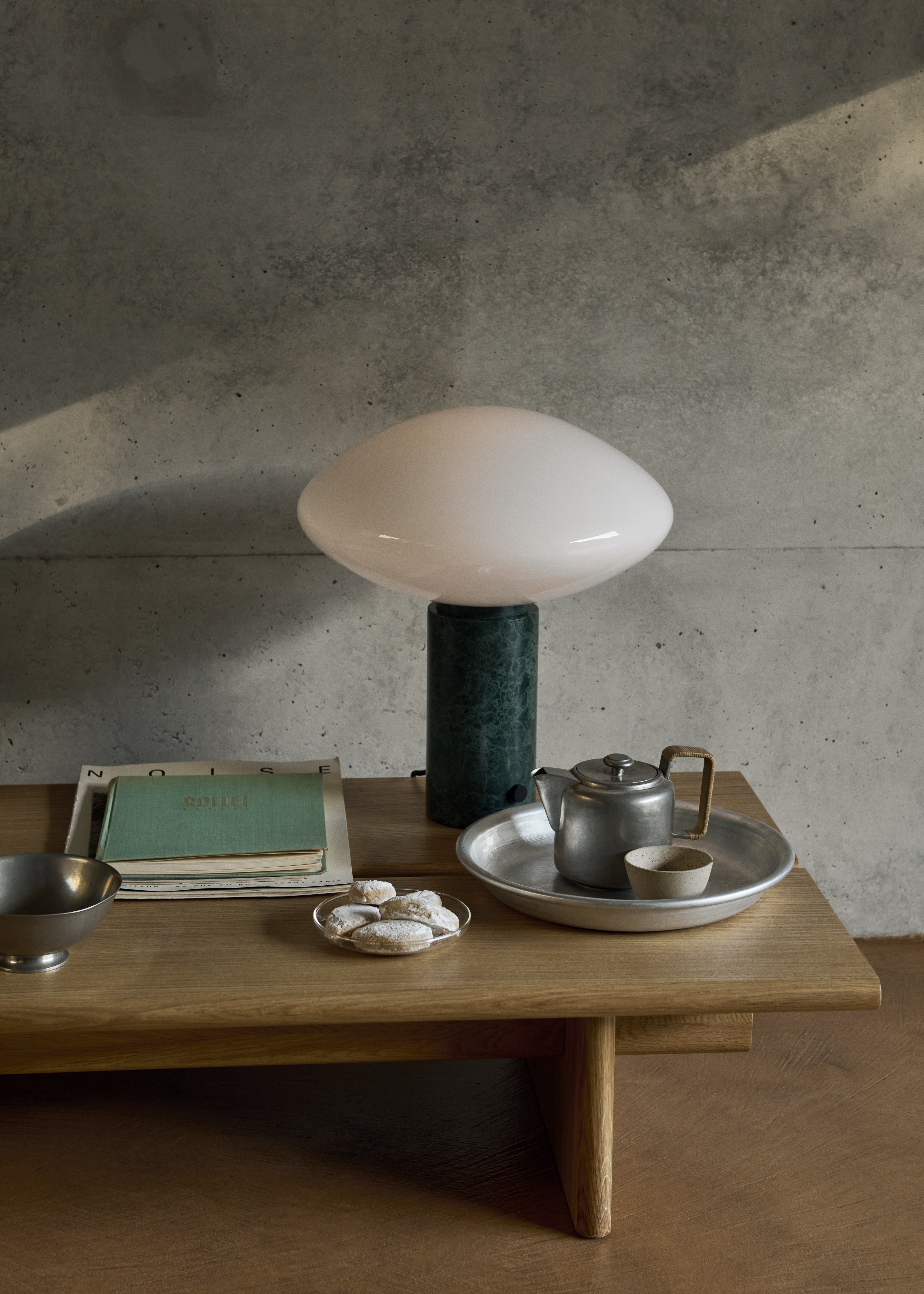Tischlampe MIST AP17 mit gläsernem Schirm und grüner Marmorbasis
