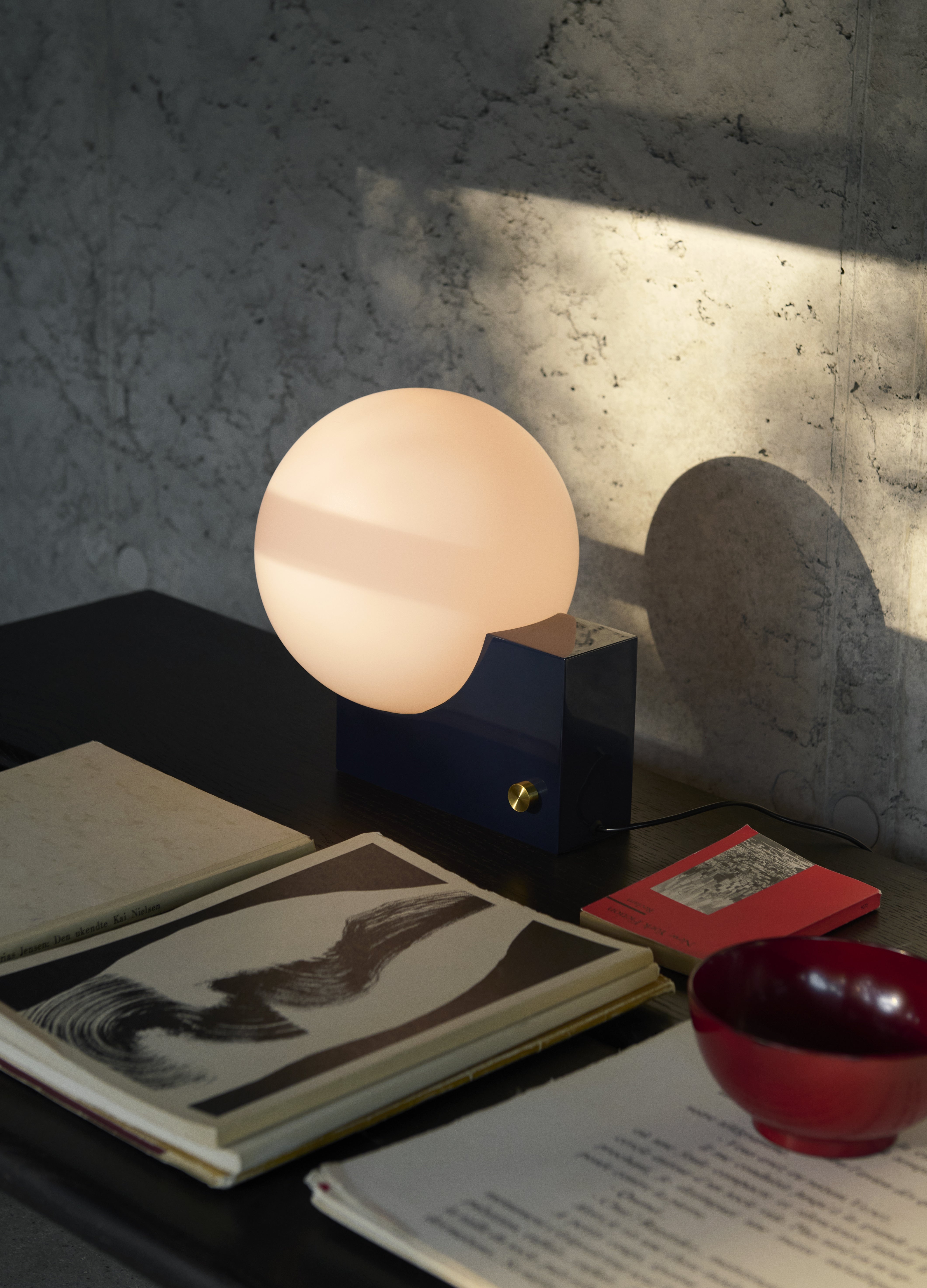 Tischlampe JOURNEY SH1 mit milchigem Schirm und dunkelblauem Fuß.