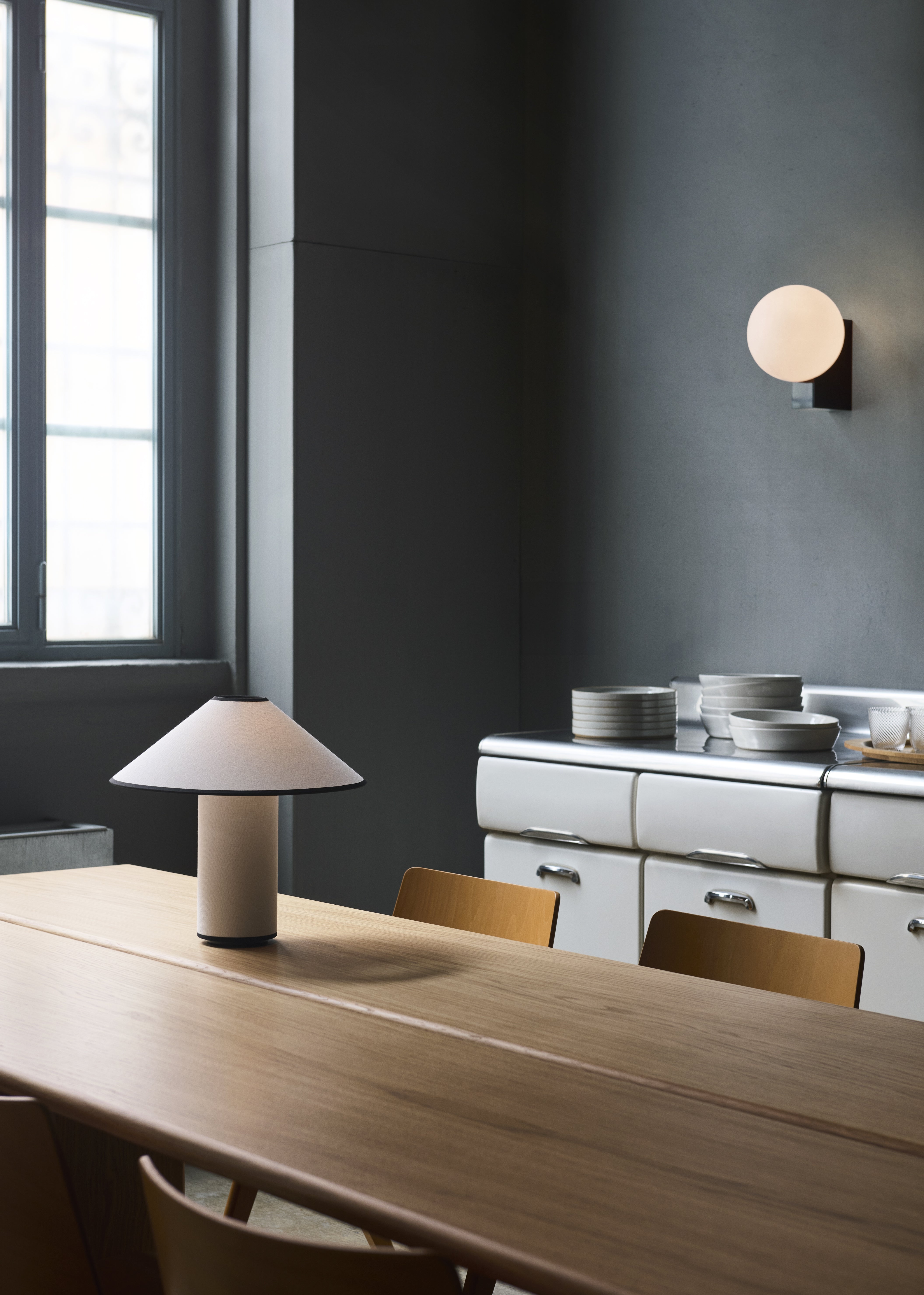 Wandlampe JOURNEY SH2 mit gläsernem Schirm und schwarzem Sockel