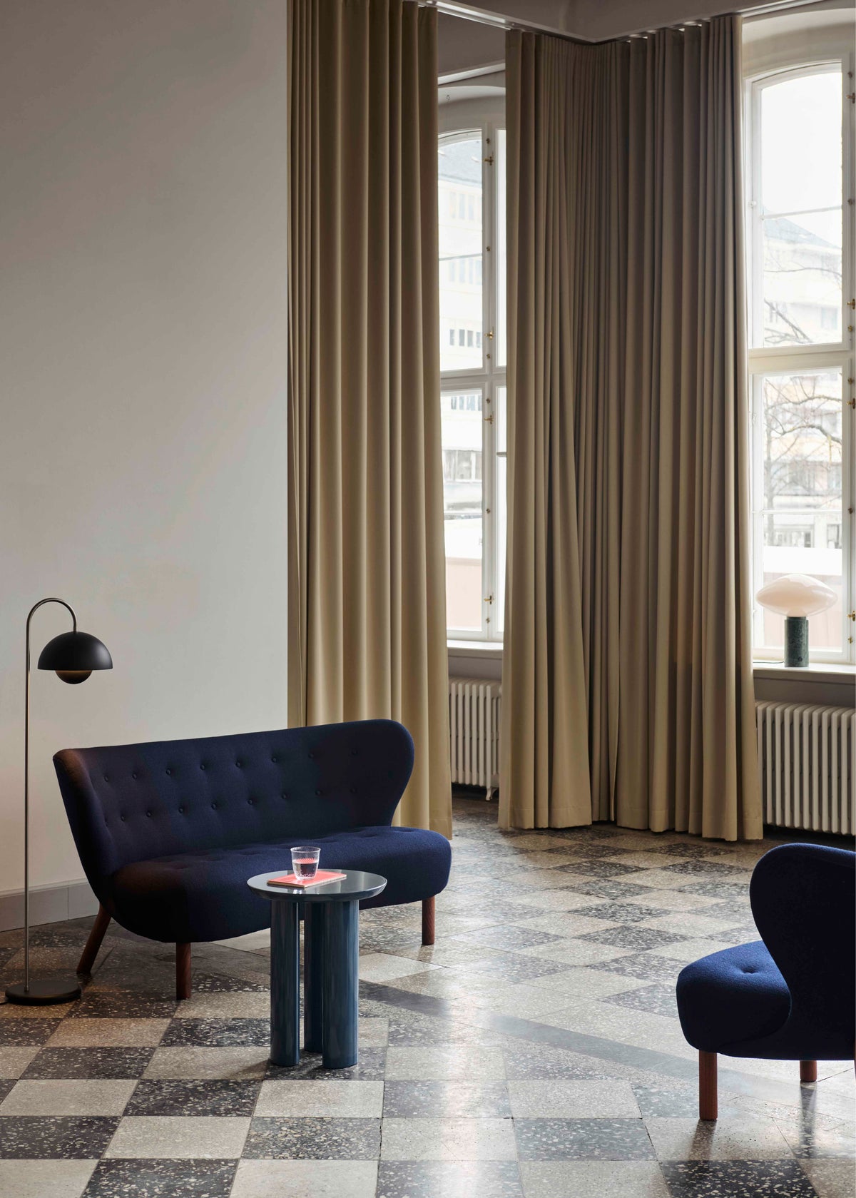 Zweisitzer-Sofa LITTLE PETRA VB2 mit Eichenholzgestell