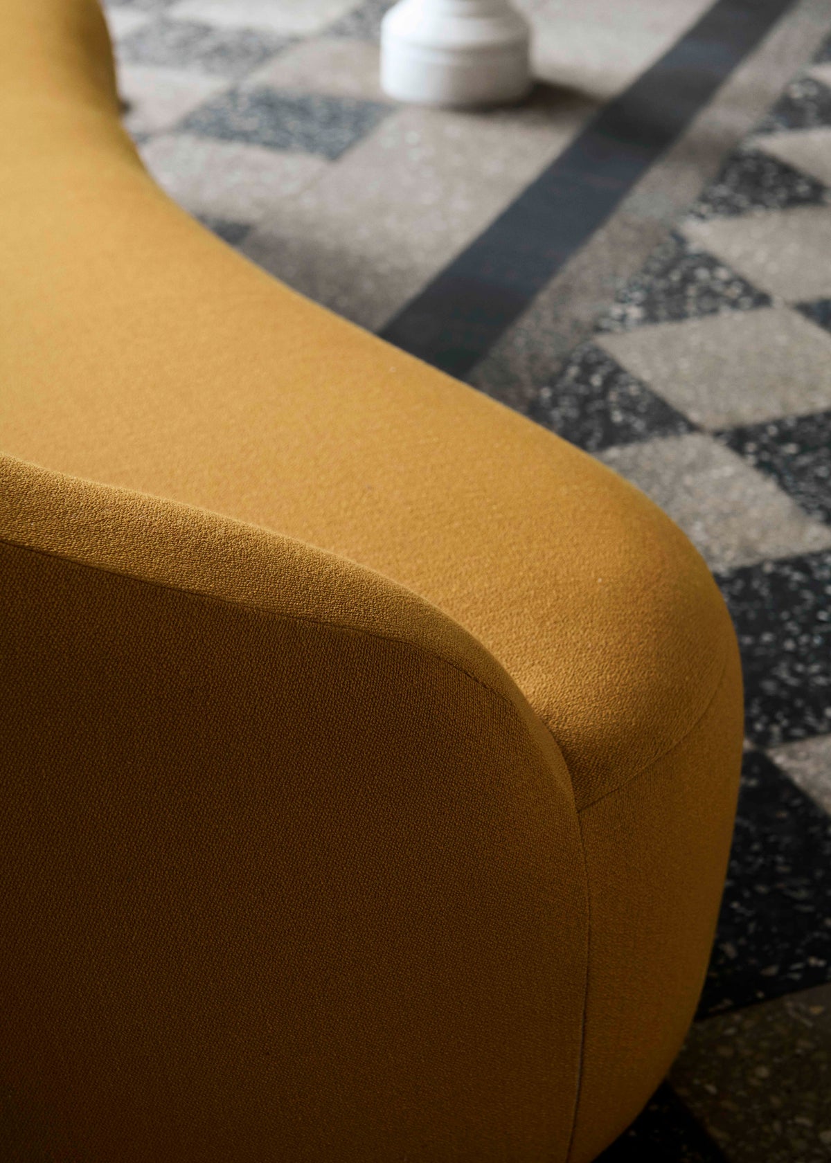 3-Sitzer Sofa MARGAS LC4 gepolstert