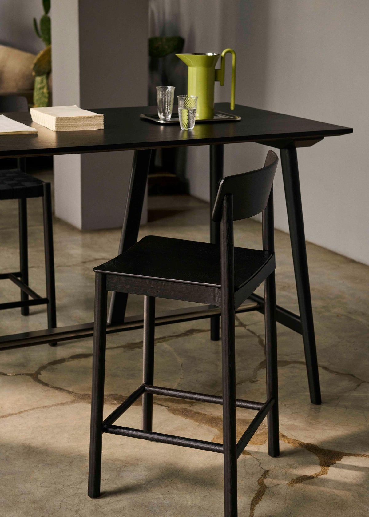 Hocker BETTY mit beigem, gewebtem Sitz aus rauchgeöltem Eichenholz
